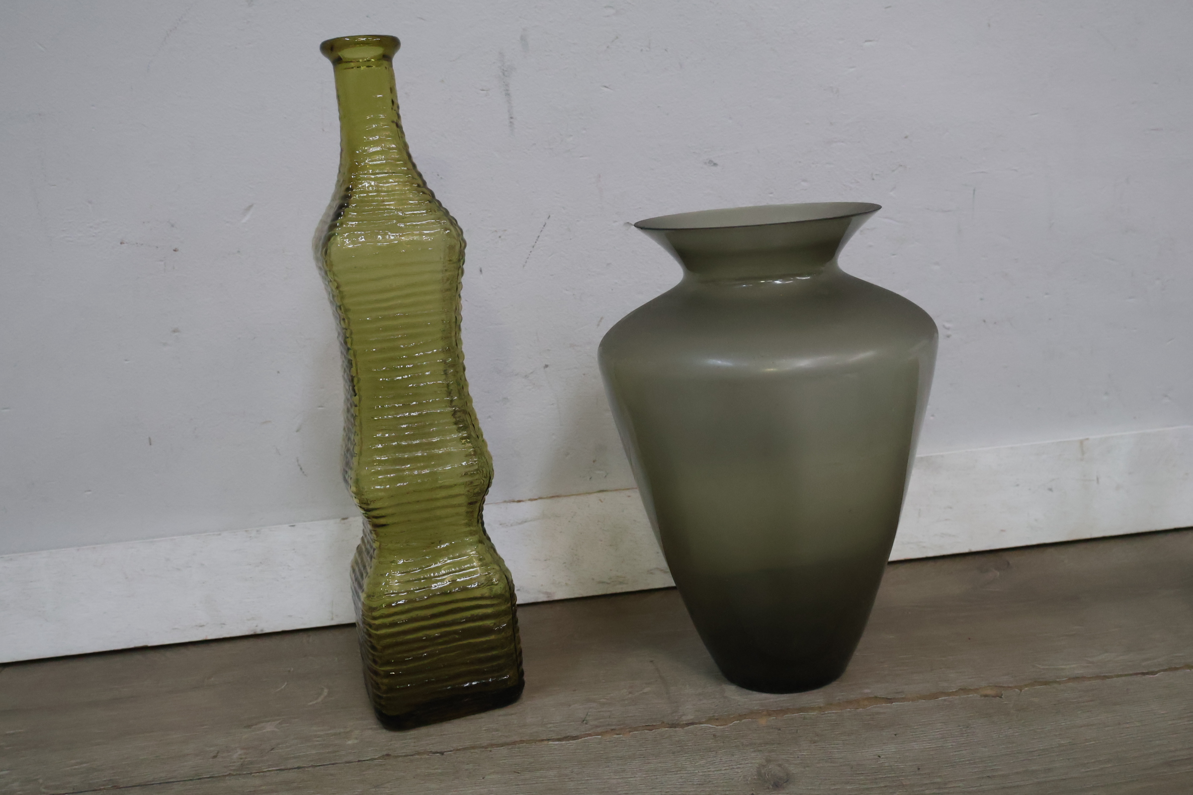 Set van 6 verschillende glazen vazen – foto 7 – kavel bij GSD Auctions, Zoeterwoude