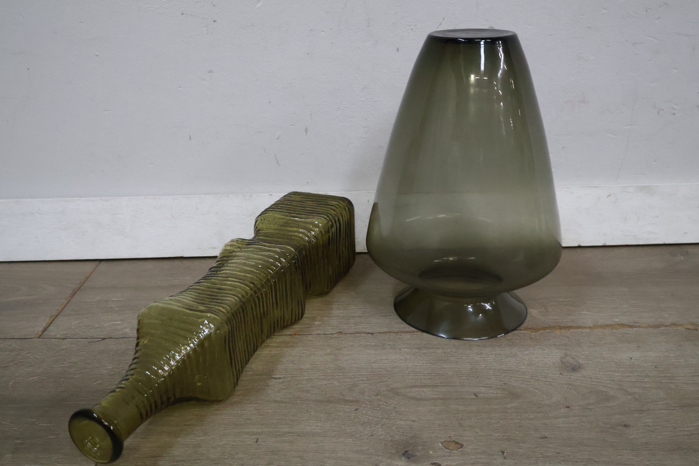 Set van 6 verschillende glazen vazen – foto 8 – kavel bij GSD Auctions, Zoeterwoude