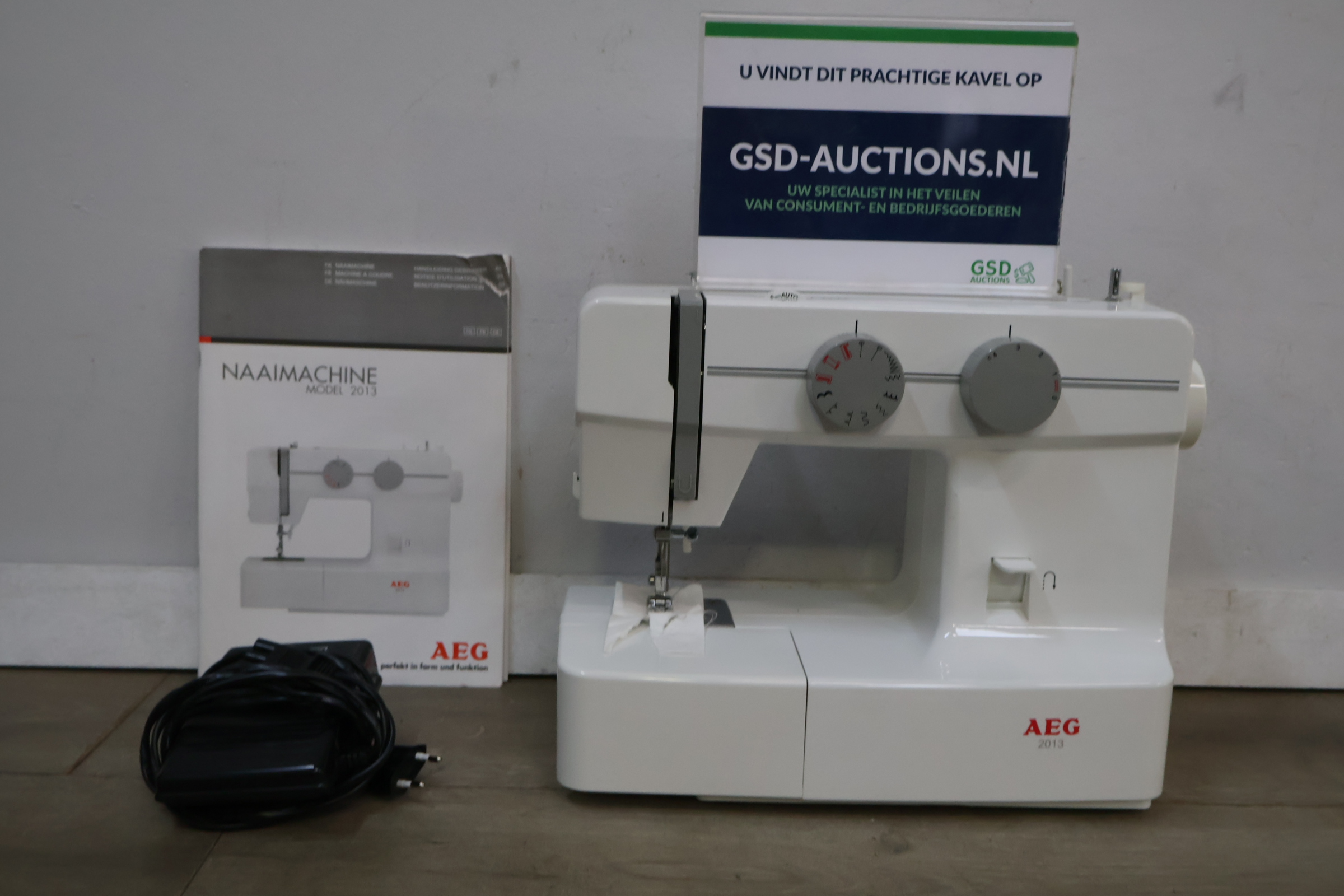 AEG Naaimachine Model 2013 – foto 2 – kavel bij GSD Auctions, Zoeterwoude