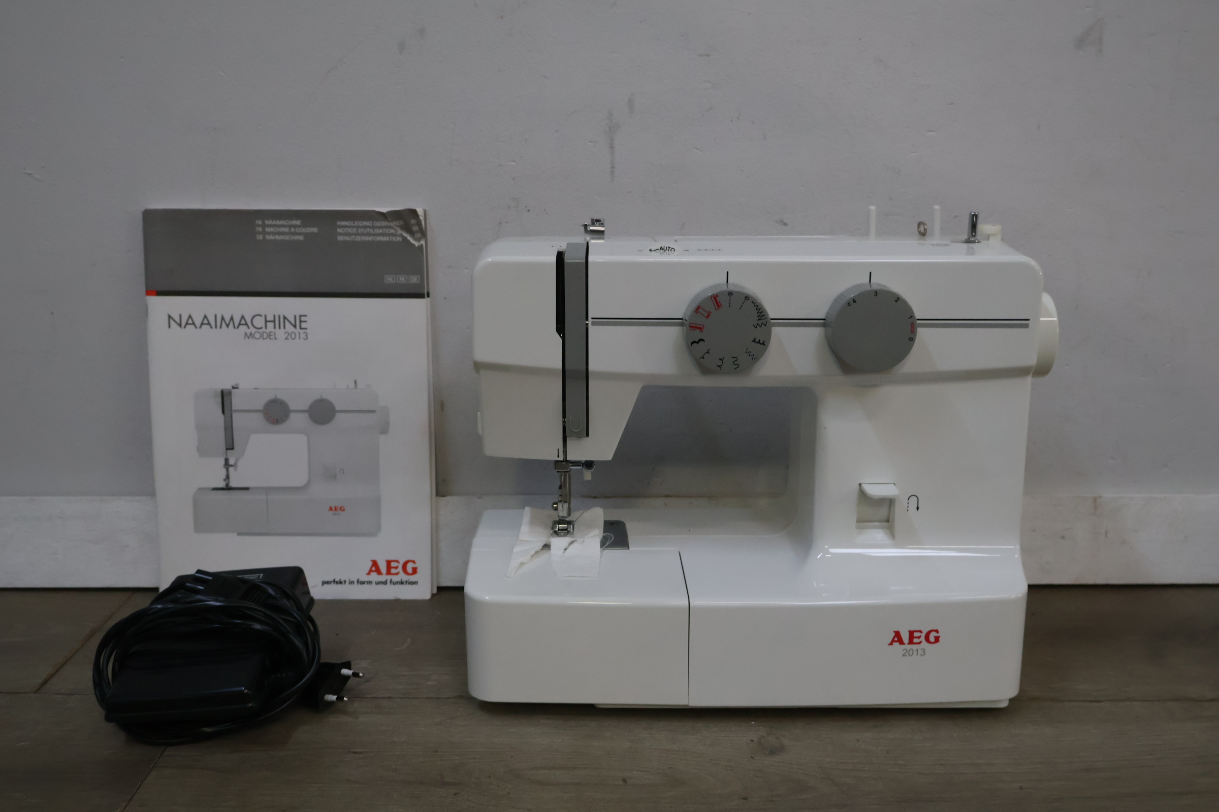 AEG Naaimachine Model 2013 – foto 3 – kavel bij GSD Auctions, Zoeterwoude