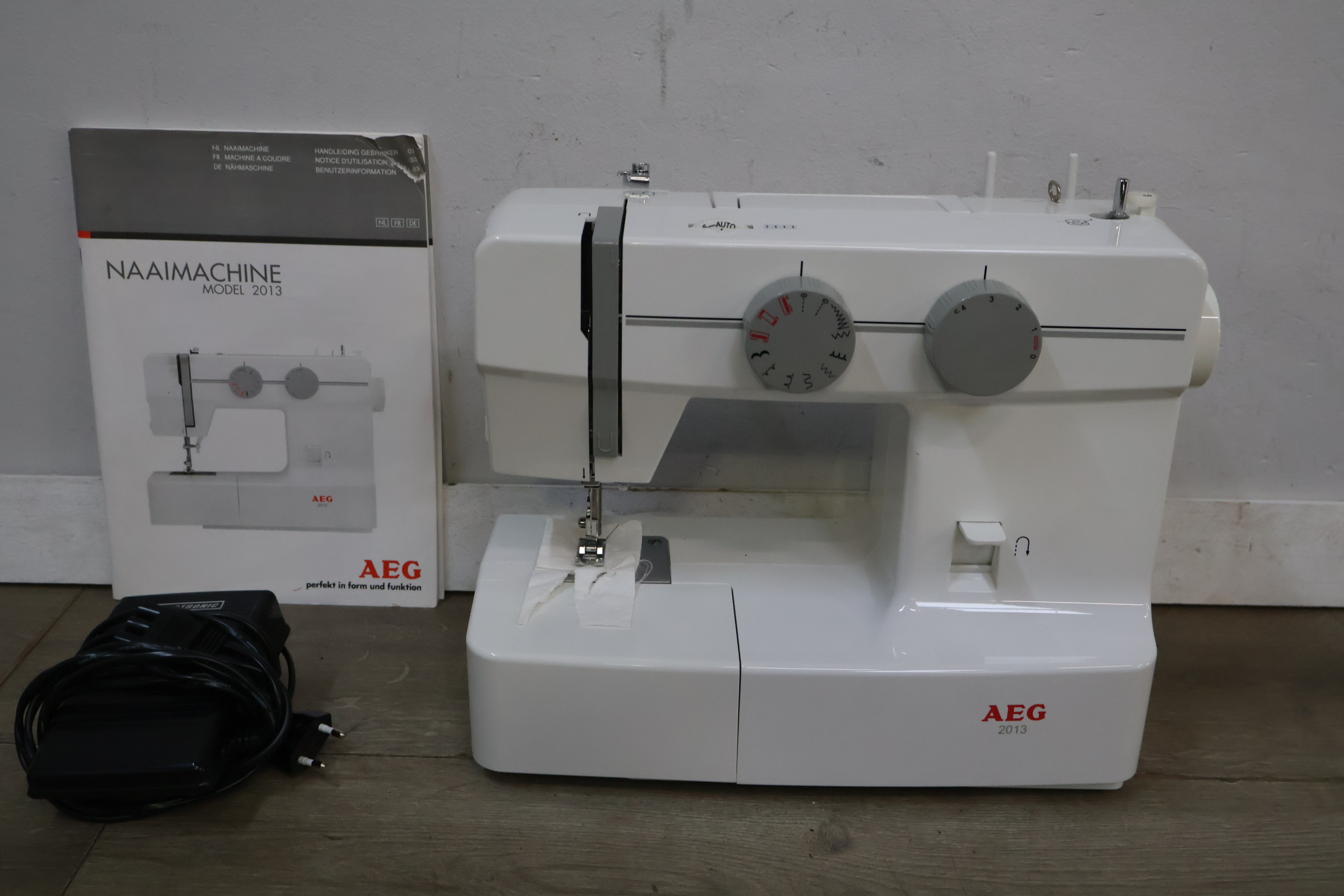 AEG Naaimachine Model 2013 – foto 4 – kavel bij GSD Auctions, Zoeterwoude