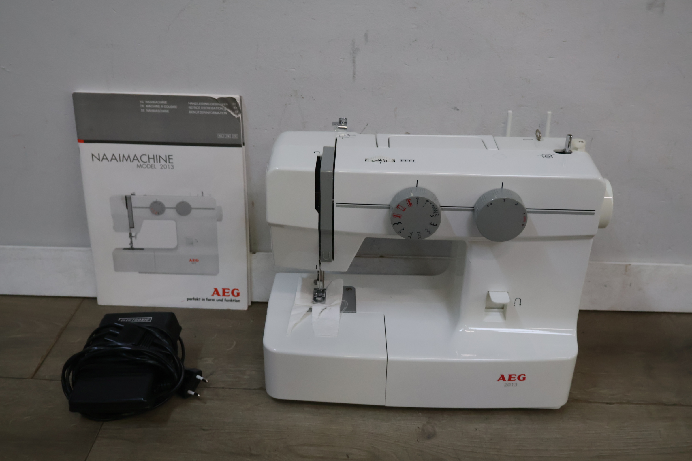 AEG Naaimachine Model 2013 – foto 5 – kavel bij GSD Auctions, Zoeterwoude