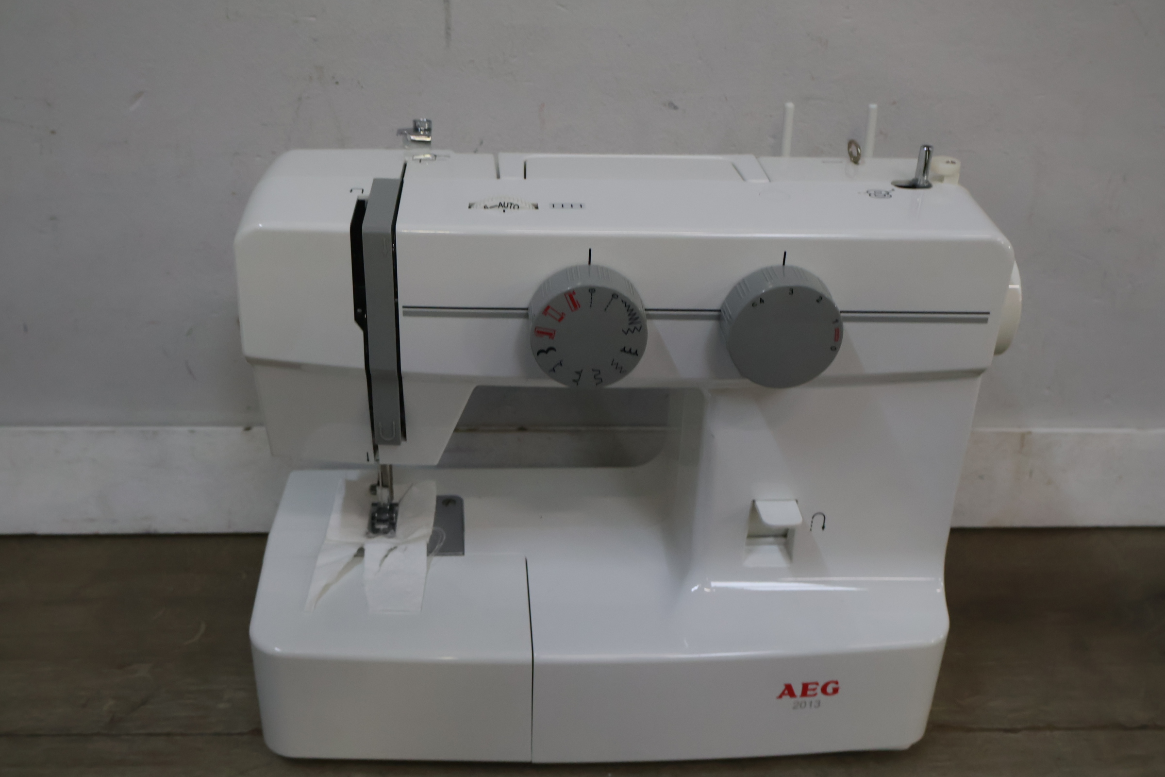 AEG Naaimachine Model 2013 – foto 8 – kavel bij GSD Auctions, Zoeterwoude
