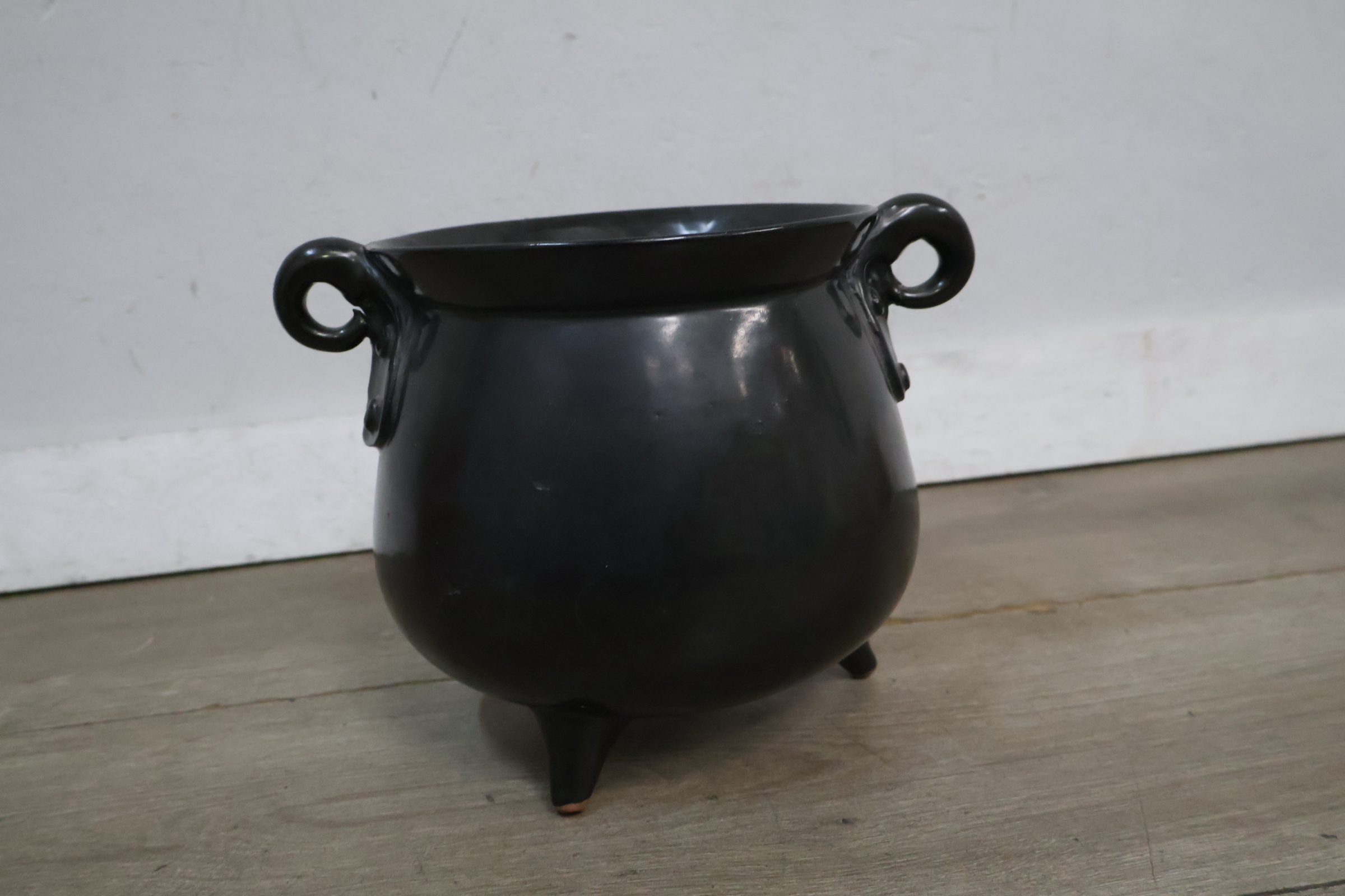 Zwarte metalen ketel – foto 3 – kavel bij GSD Auctions, Zoeterwoude
