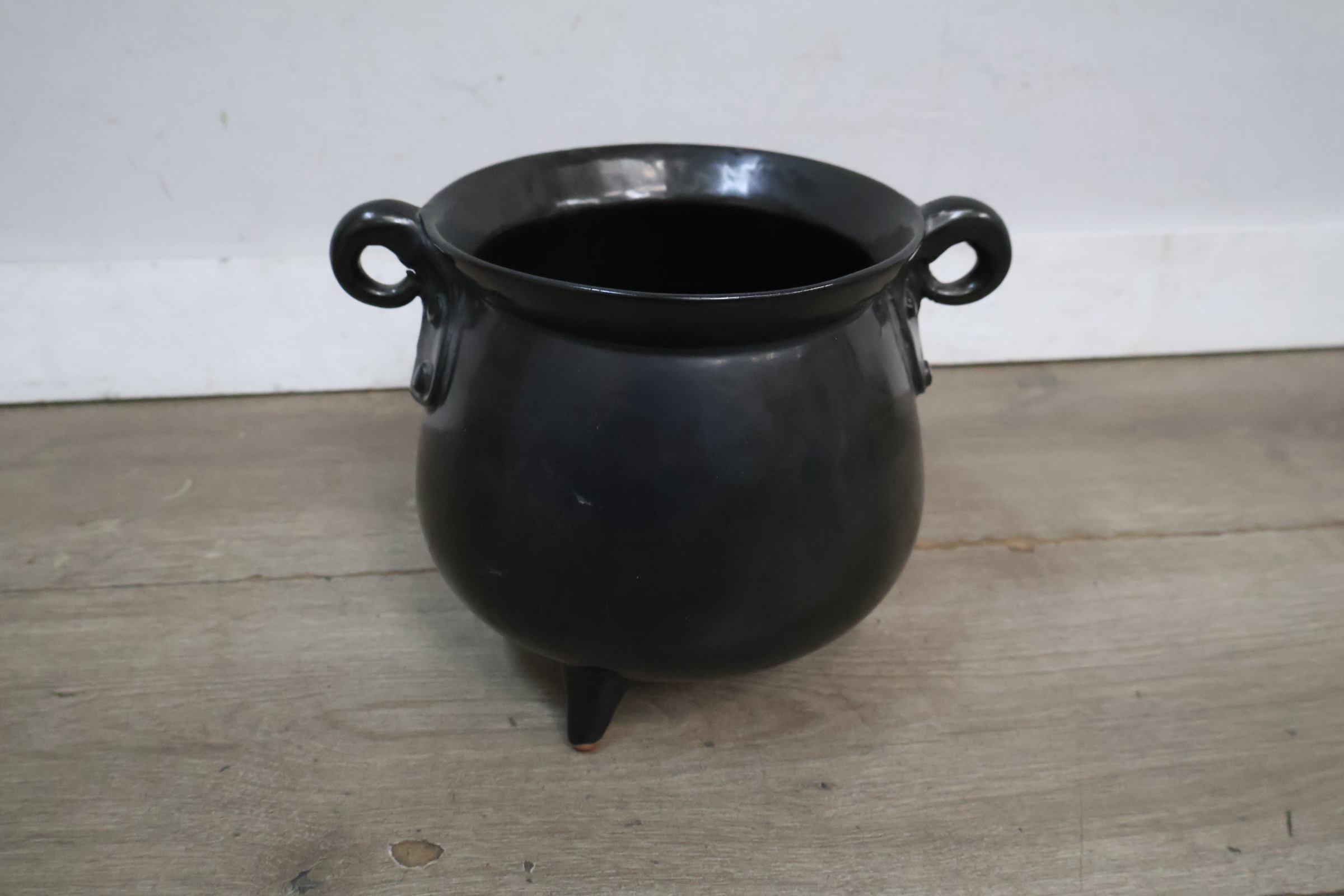 Zwarte metalen ketel – foto 4 – kavel bij GSD Auctions, Zoeterwoude
