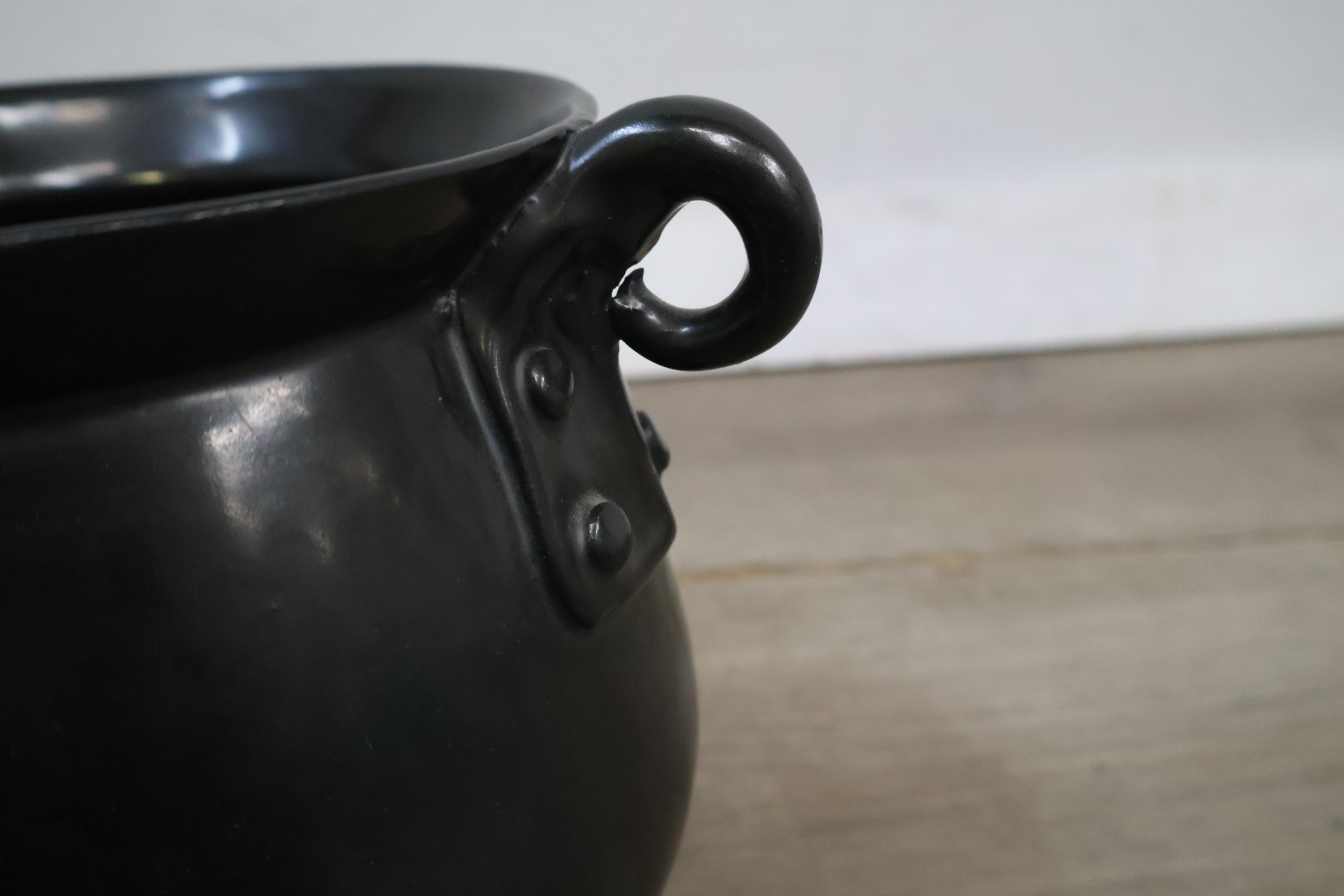 Zwarte metalen ketel – foto 9 – kavel bij GSD Auctions, Zoeterwoude