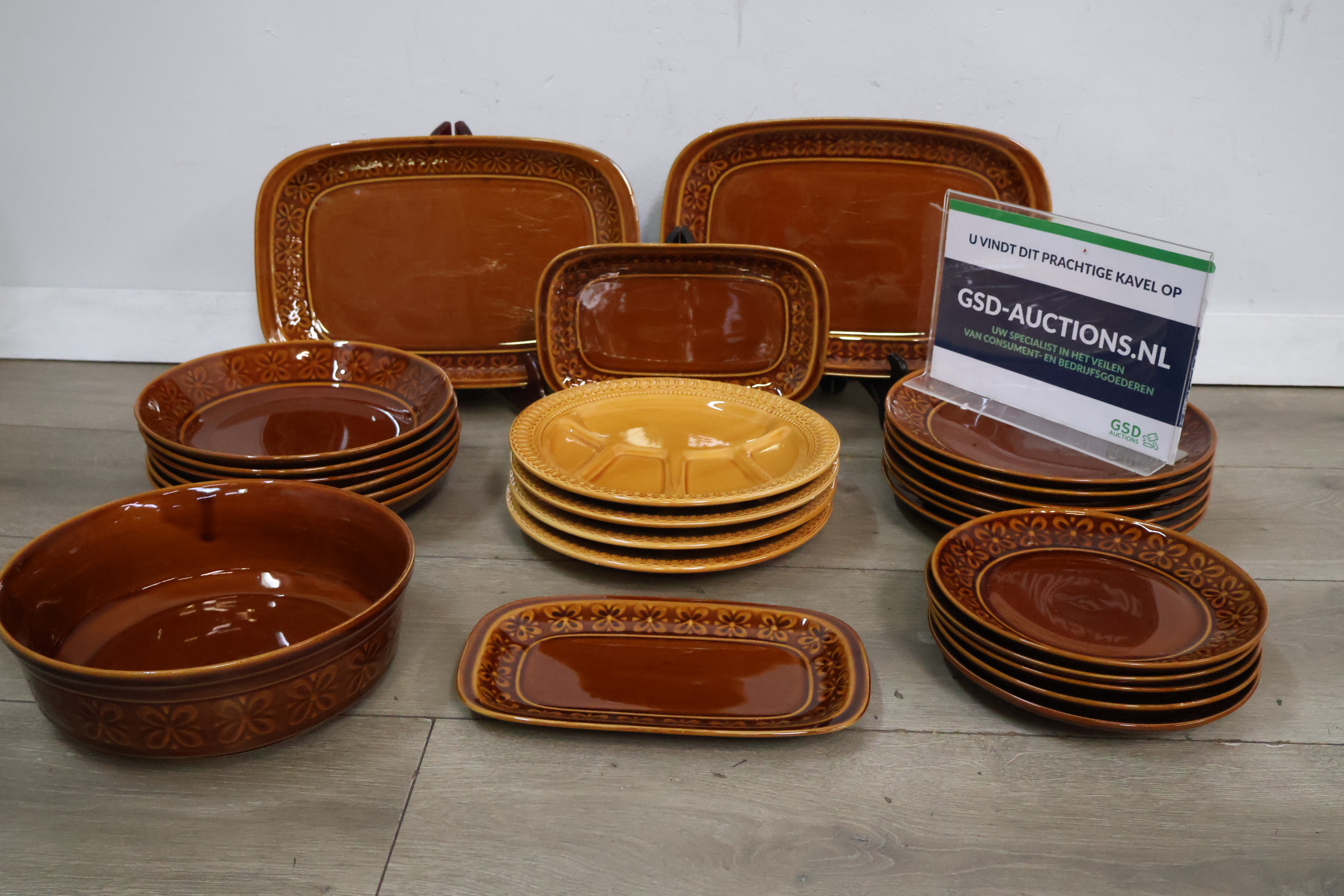 Set bruin keramisch servies van Pruszków – foto 2 – kavel bij GSD Auctions, Zoeterwoude
