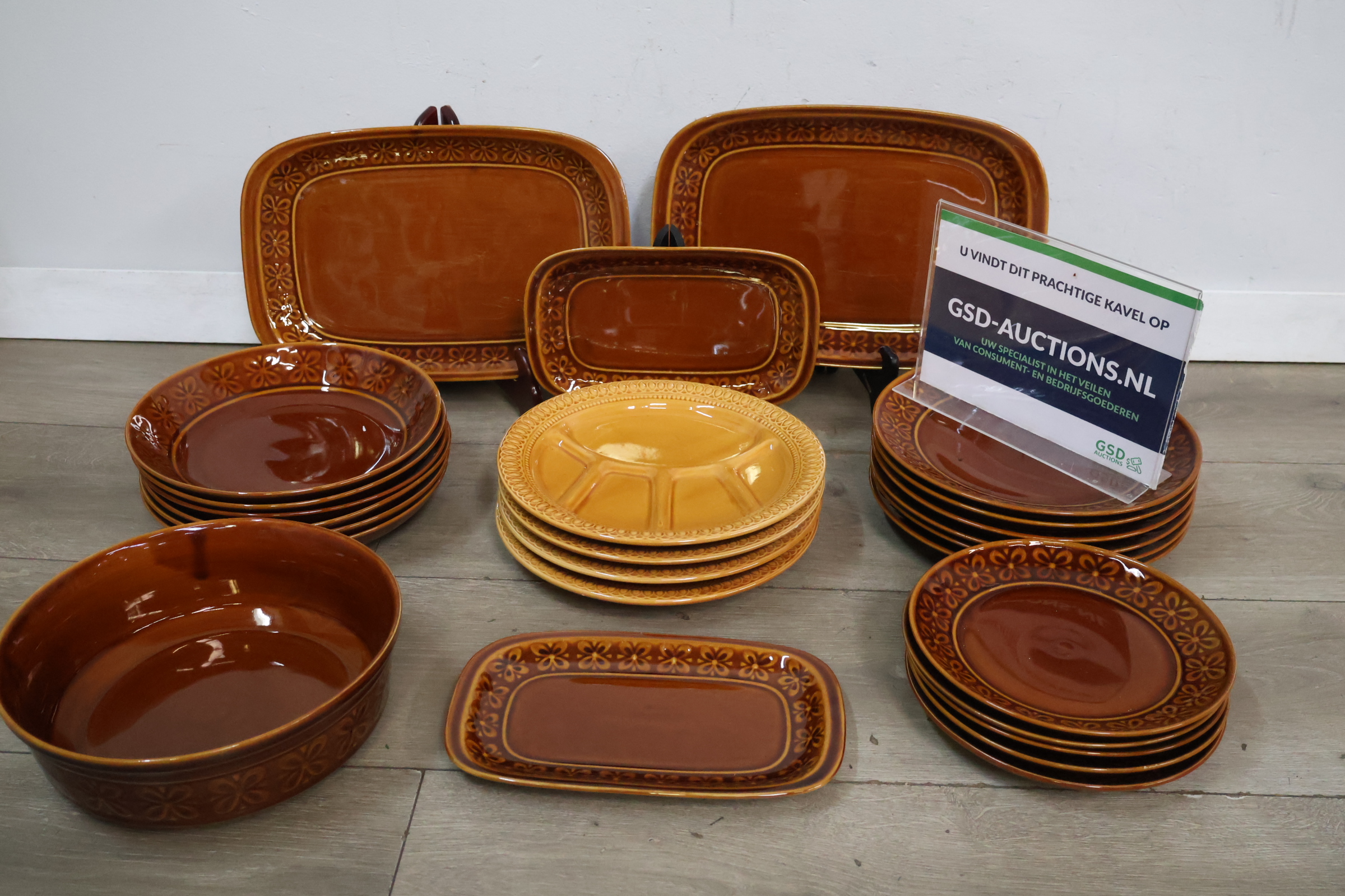 Set bruin keramisch servies van Pruszków – foto 3 – kavel bij GSD Auctions, Zoeterwoude