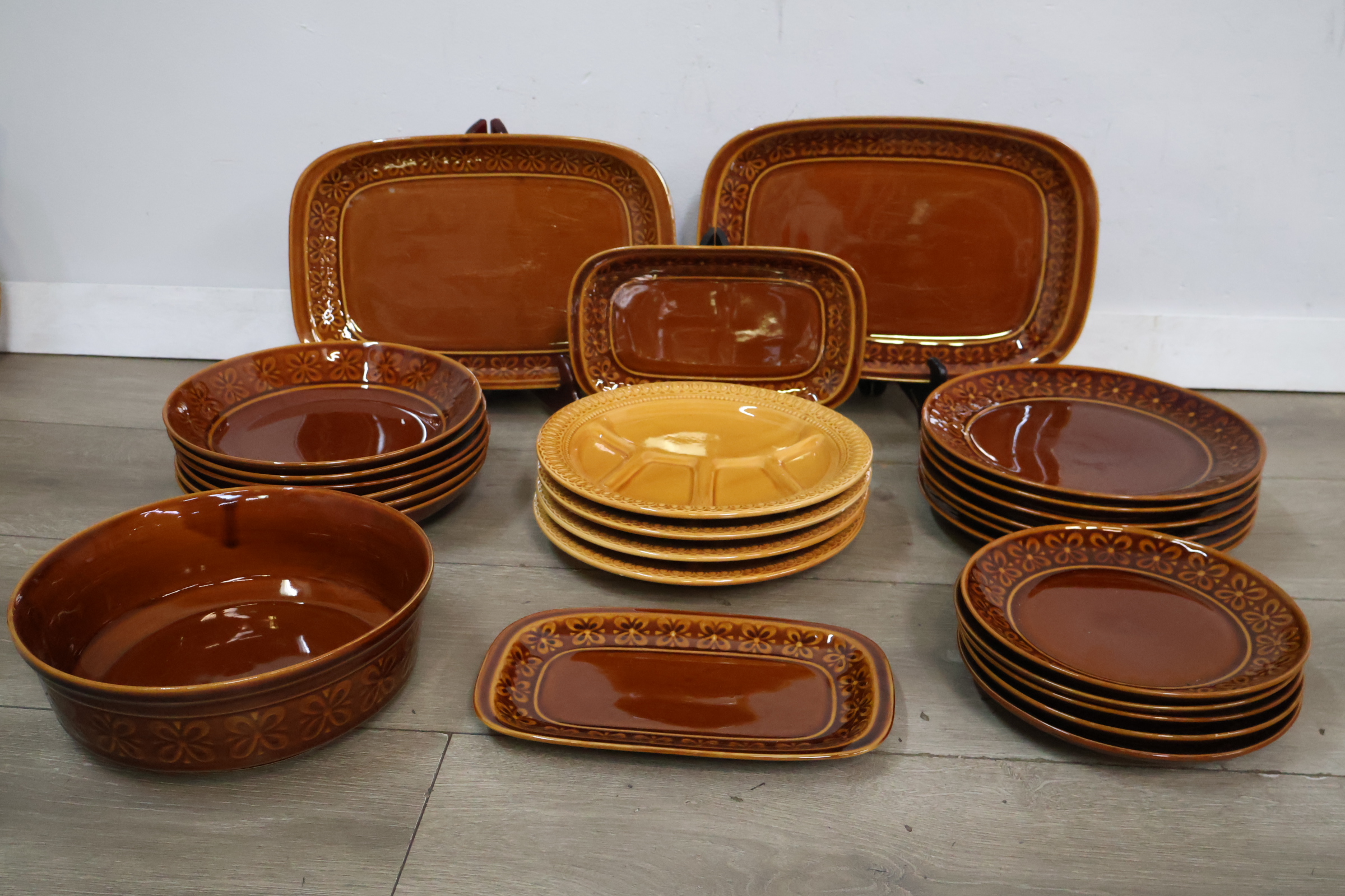 Set bruin keramisch servies van Pruszków – foto 4 – kavel bij GSD Auctions, Zoeterwoude