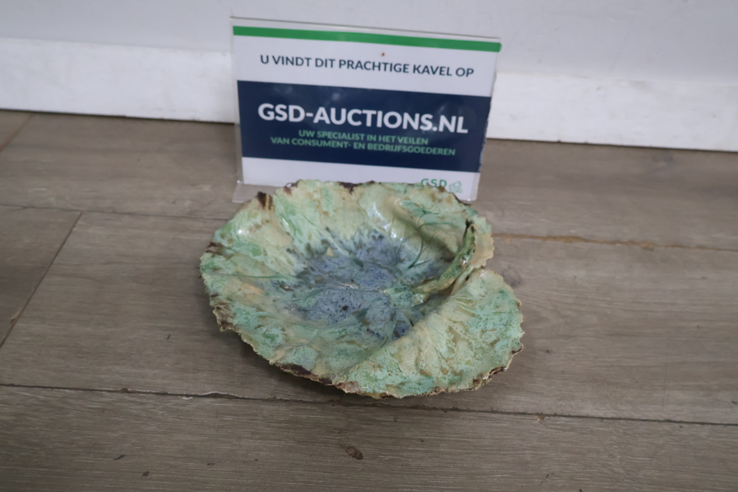 Keramisch bladvormig schaaltje – foto 2 – kavel bij GSD Auctions, Zoeterwoude