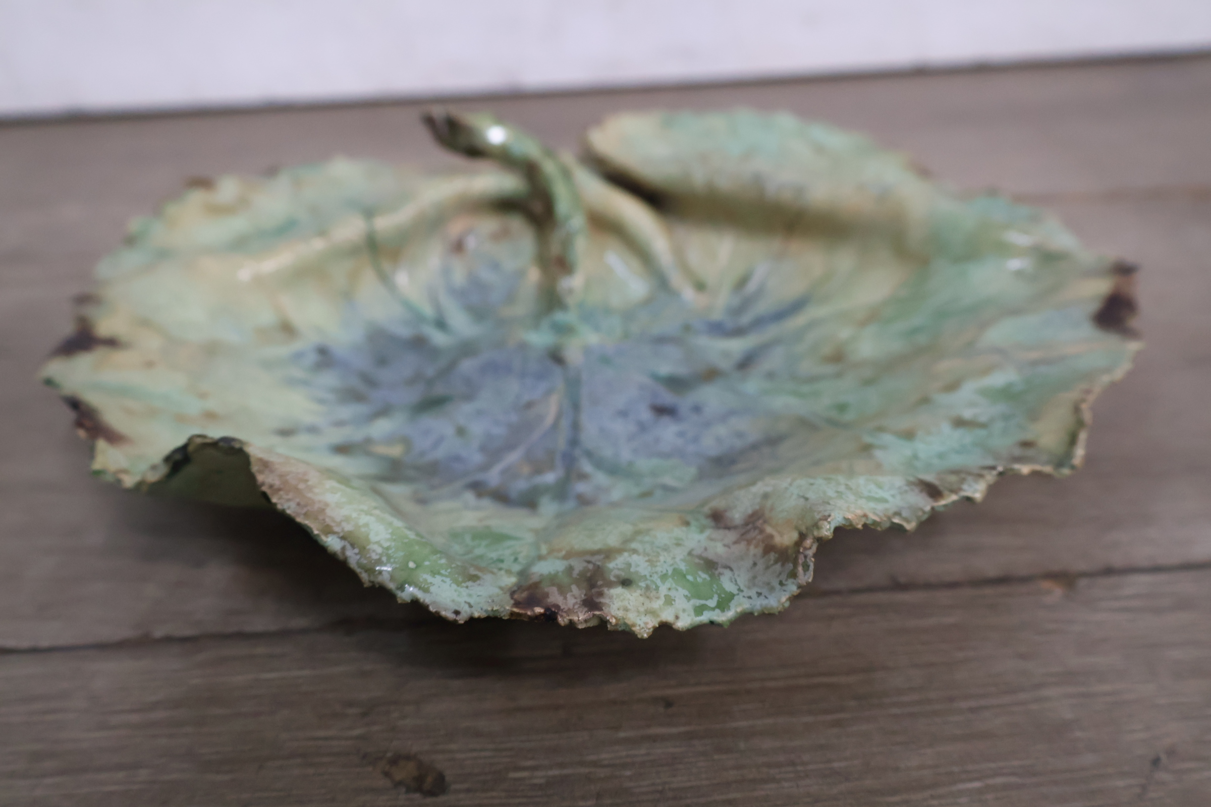 Keramisch bladvormig schaaltje – foto 8 – kavel bij GSD Auctions, Zoeterwoude