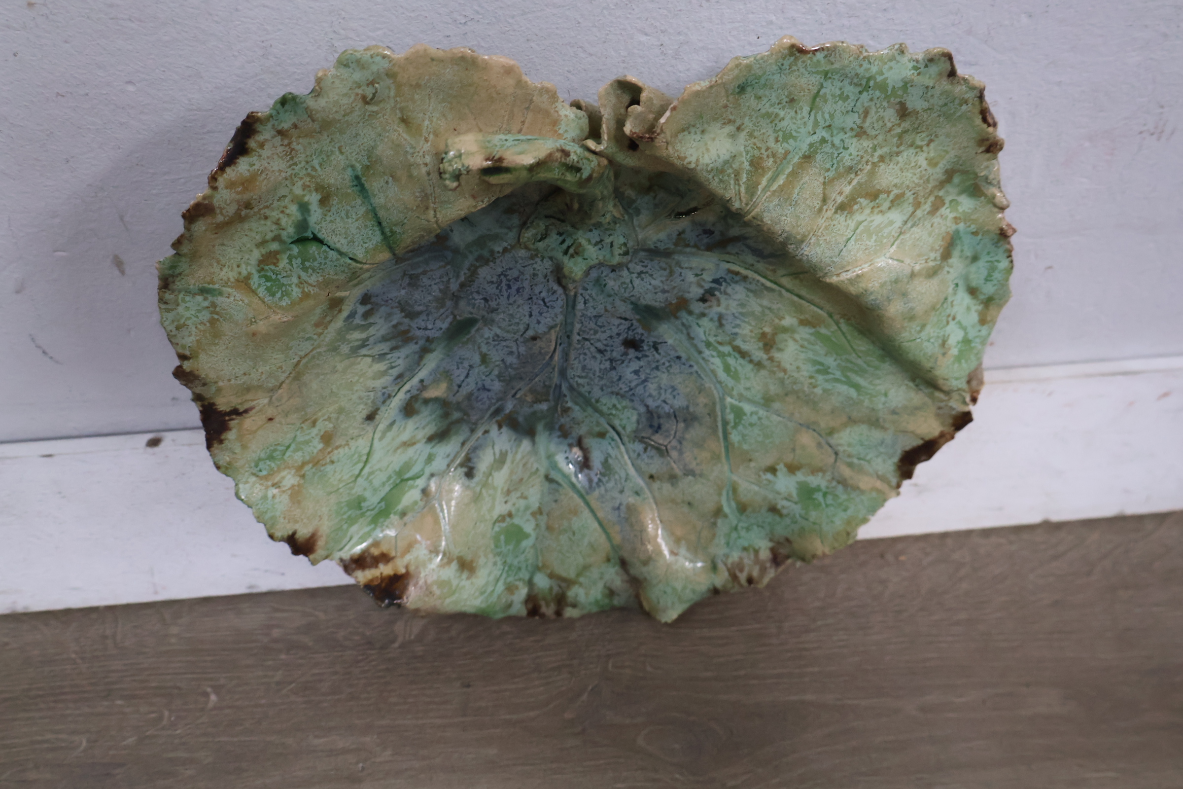 Keramisch bladvormig schaaltje – foto 10 – kavel bij GSD Auctions, Zoeterwoude