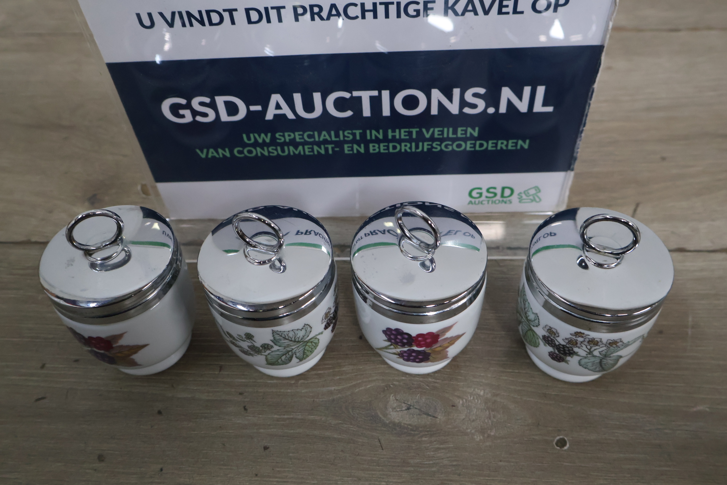 Set van 4 porseleinen Royal Worcester eierdoppen – foto 2 – kavel bij GSD Auctions, Zoeterwoude