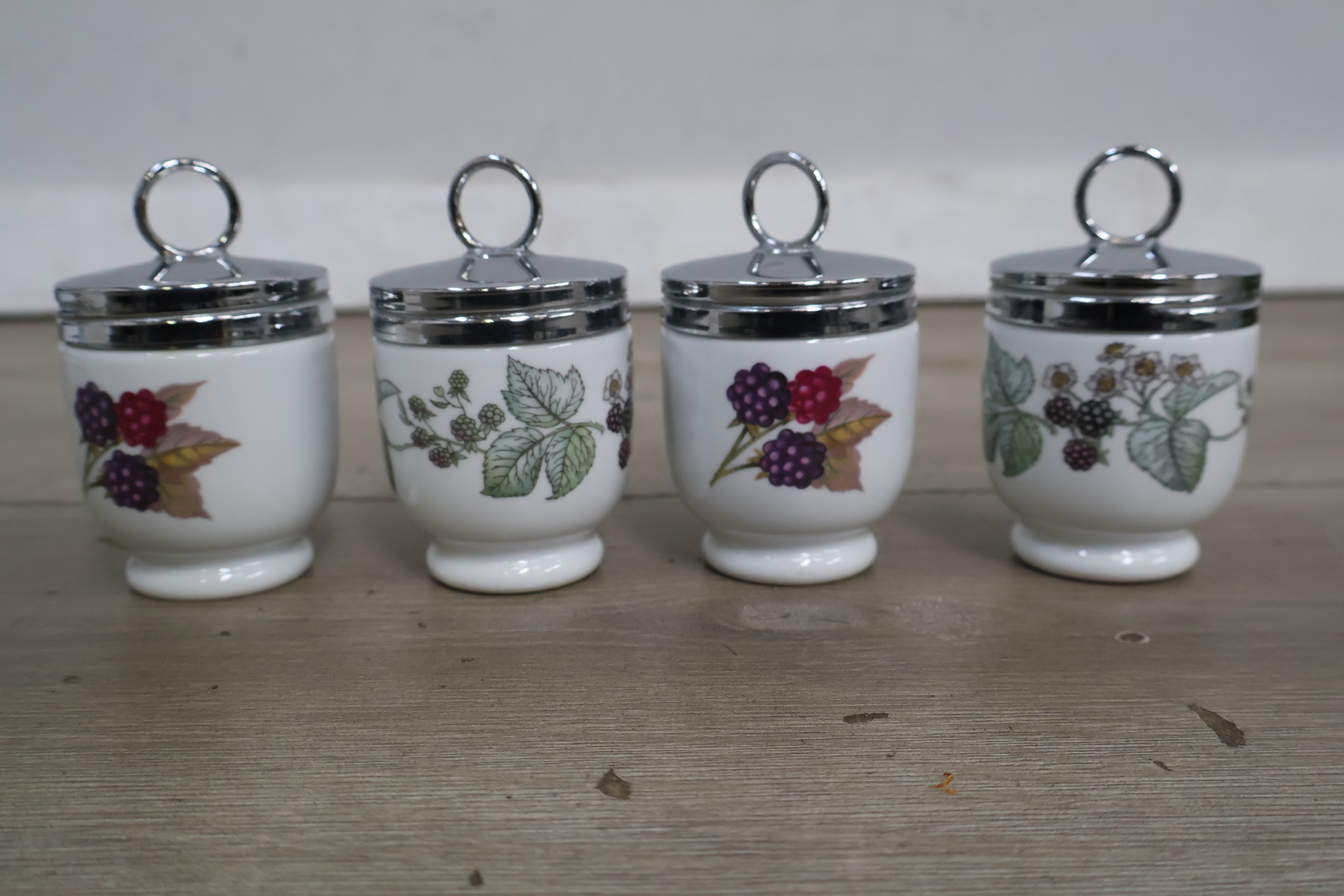 Set van 4 porseleinen Royal Worcester eierdoppen – foto 3 – kavel bij GSD Auctions, Zoeterwoude