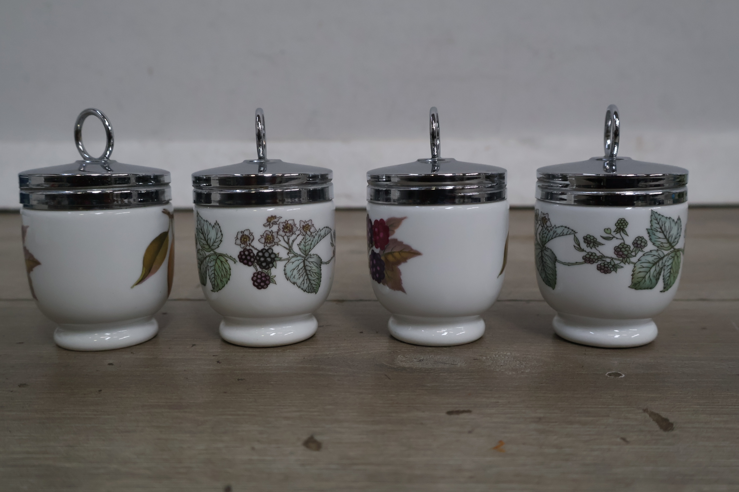 Set van 4 porseleinen Royal Worcester eierdoppen – foto 4 – kavel bij GSD Auctions, Zoeterwoude