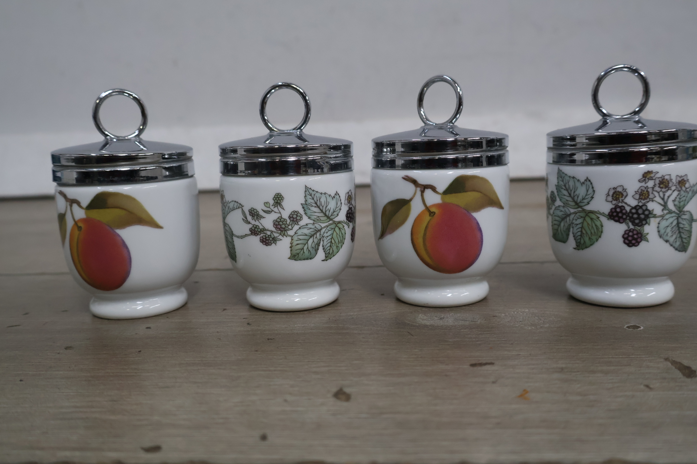 Set van 4 porseleinen Royal Worcester eierdoppen – foto 5 – kavel bij GSD Auctions, Zoeterwoude