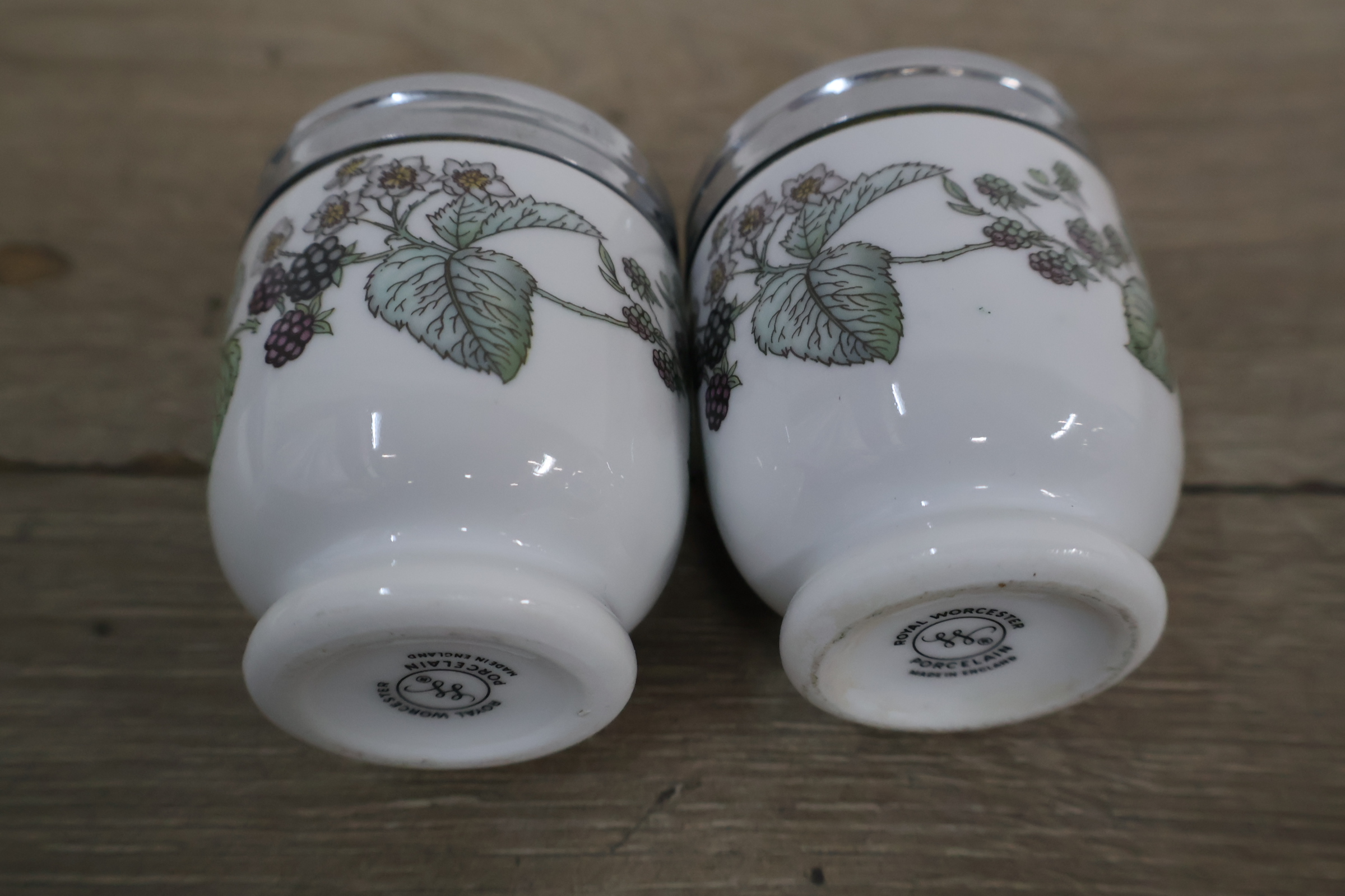 Set van 4 porseleinen Royal Worcester eierdoppen – foto 6 – kavel bij GSD Auctions, Zoeterwoude