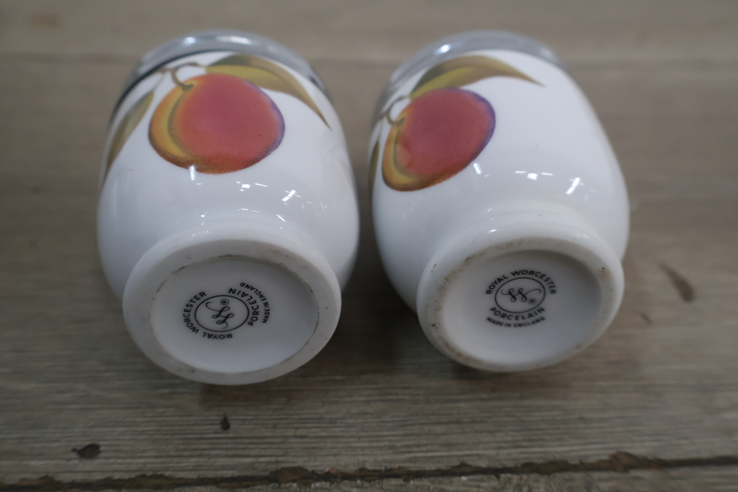 Set van 4 porseleinen Royal Worcester eierdoppen – foto 7 – kavel bij GSD Auctions, Zoeterwoude