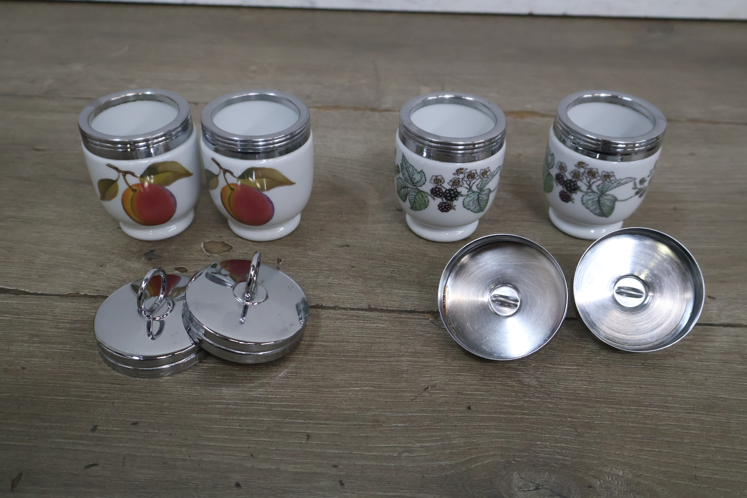 Set van 4 porseleinen Royal Worcester eierdoppen – foto 8 – kavel bij GSD Auctions, Zoeterwoude