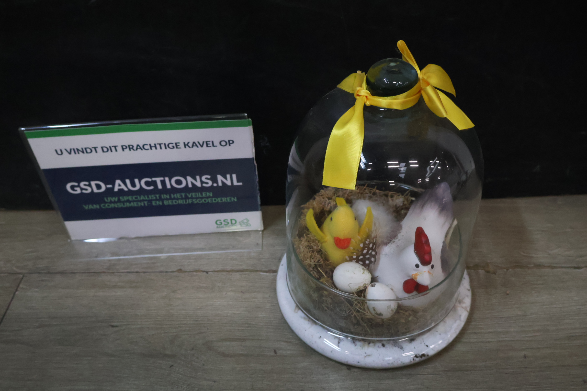 Decoratieve glazen stolp met kip en kuiken – foto 2 – kavel bij GSD Auctions, Zoeterwoude