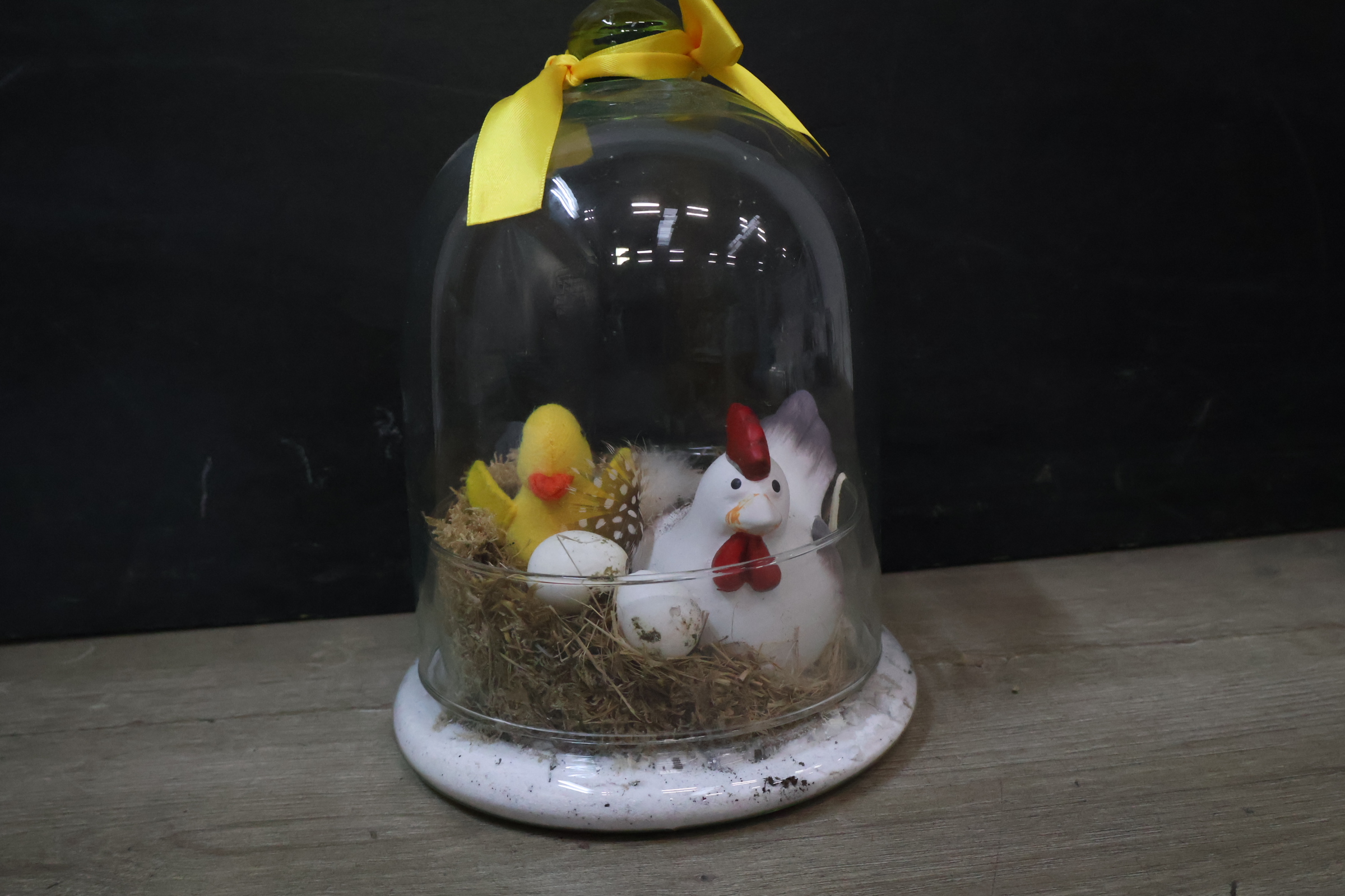 Decoratieve glazen stolp met kip en kuiken – foto 3 – kavel bij GSD Auctions, Zoeterwoude