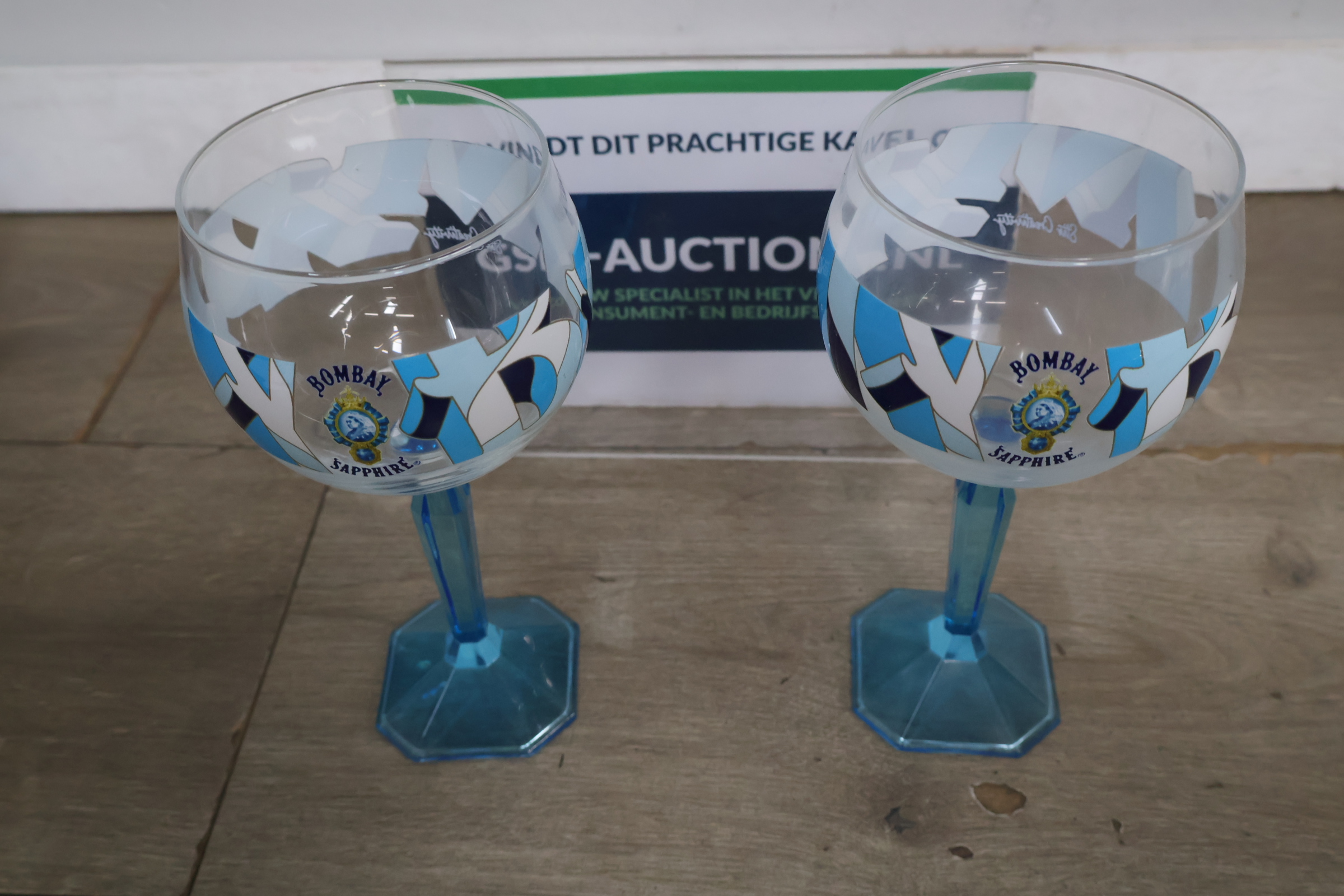 Set van 2 Bombay Sapphire glazen – foto 2 – kavel bij GSD Auctions, Zoeterwoude