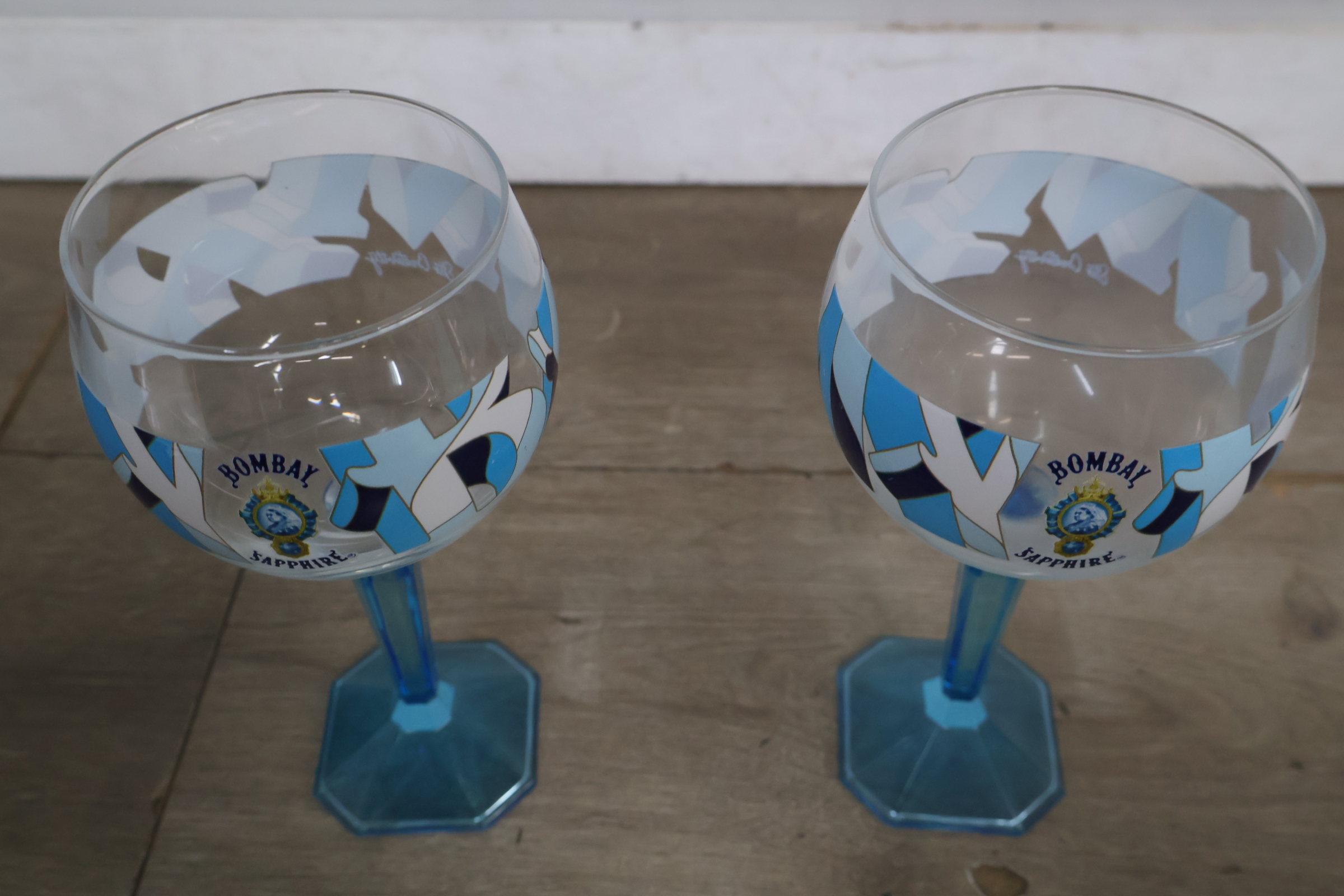 Set van 2 Bombay Sapphire glazen – foto 5 – kavel bij GSD Auctions, Zoeterwoude