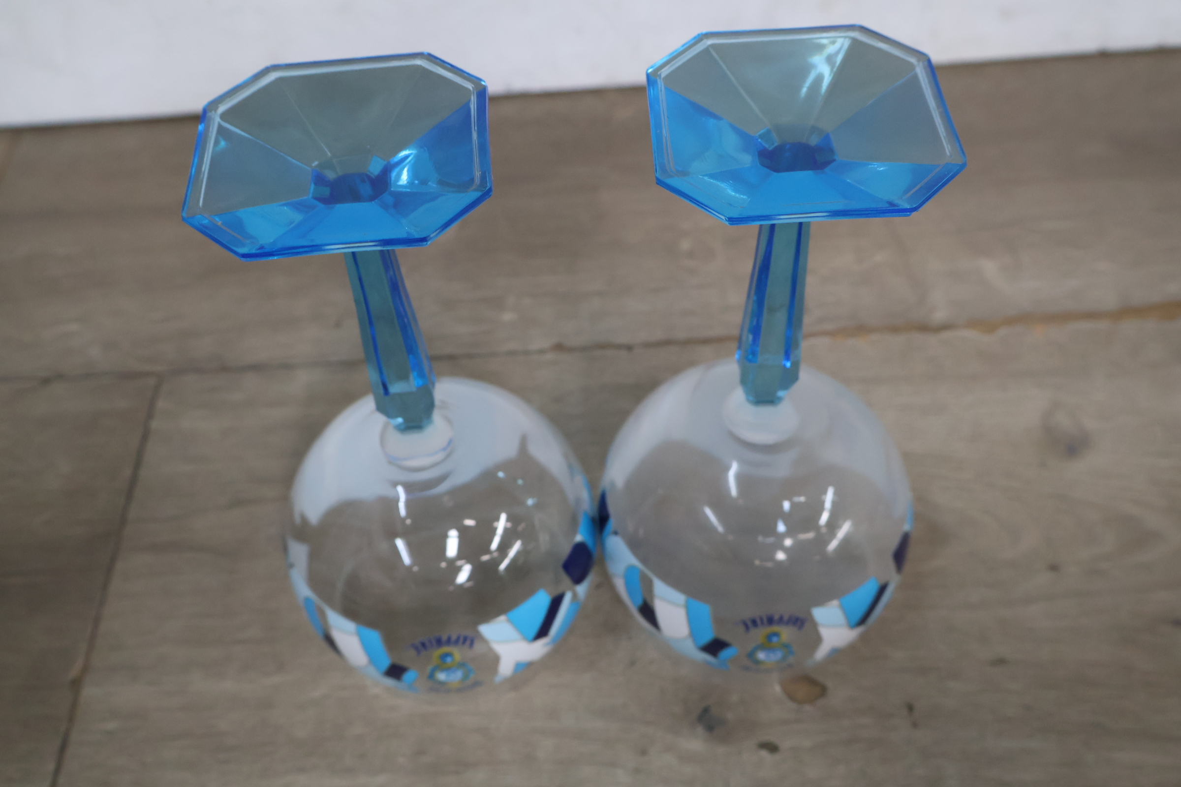 Set van 2 Bombay Sapphire glazen – foto 10 – kavel bij GSD Auctions, Zoeterwoude