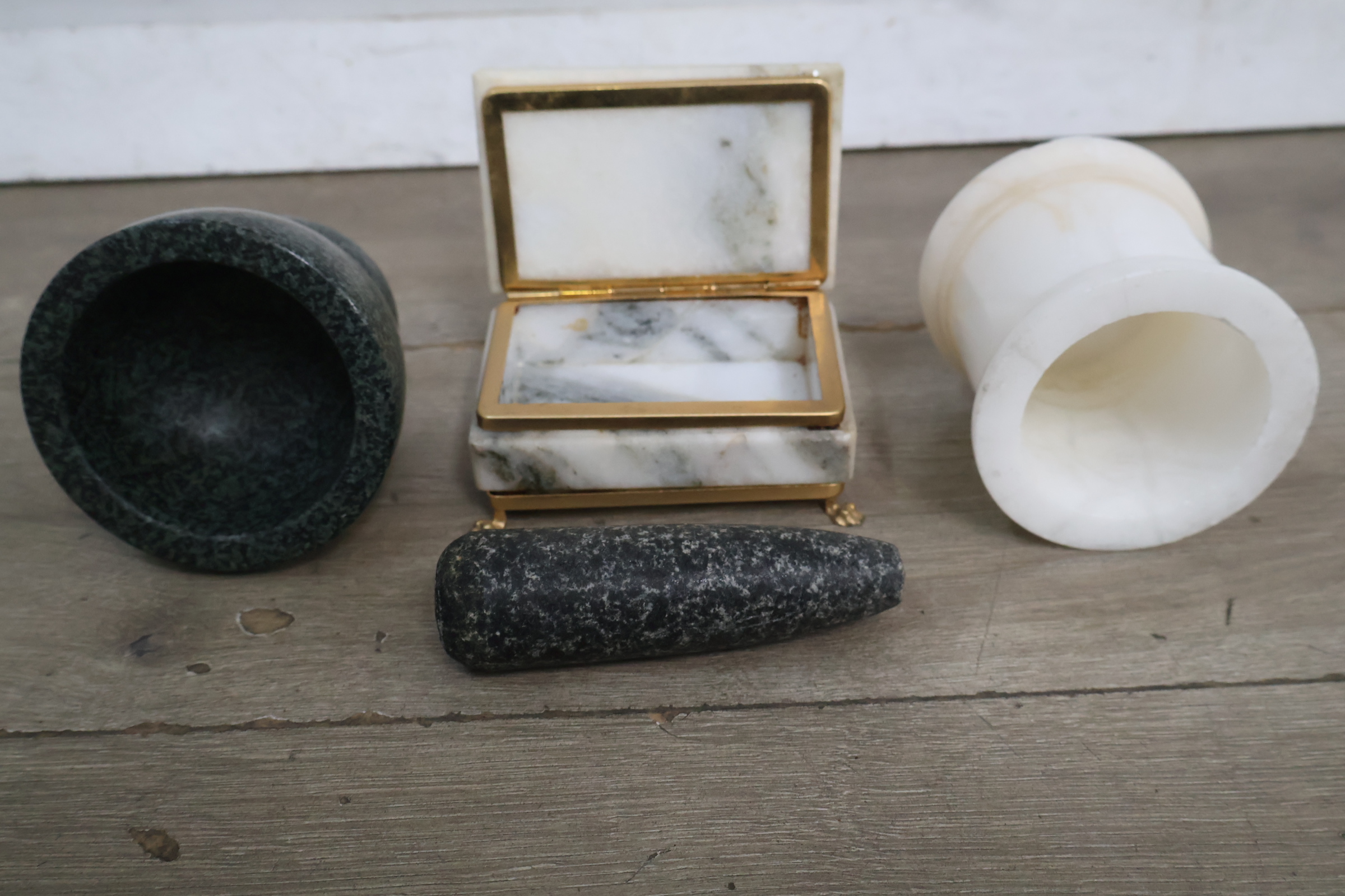 Mix van zes diverse marmeren voorwerpen – foto 5 – kavel bij GSD Auctions, Zoeterwoude