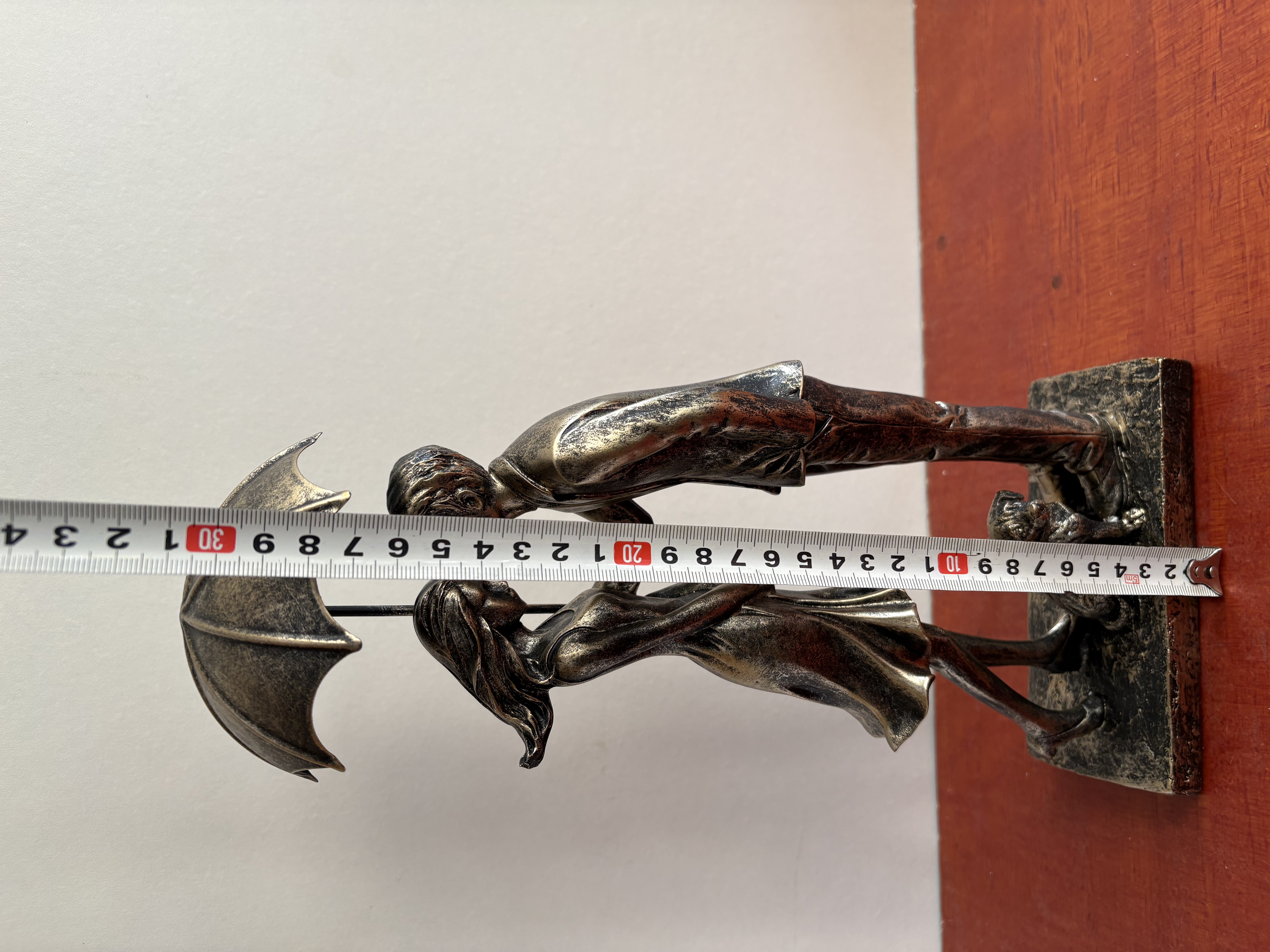 Beeld van een koppel met paraplu – foto 7 – kavel bij GSD Auctions, Zoeterwoude