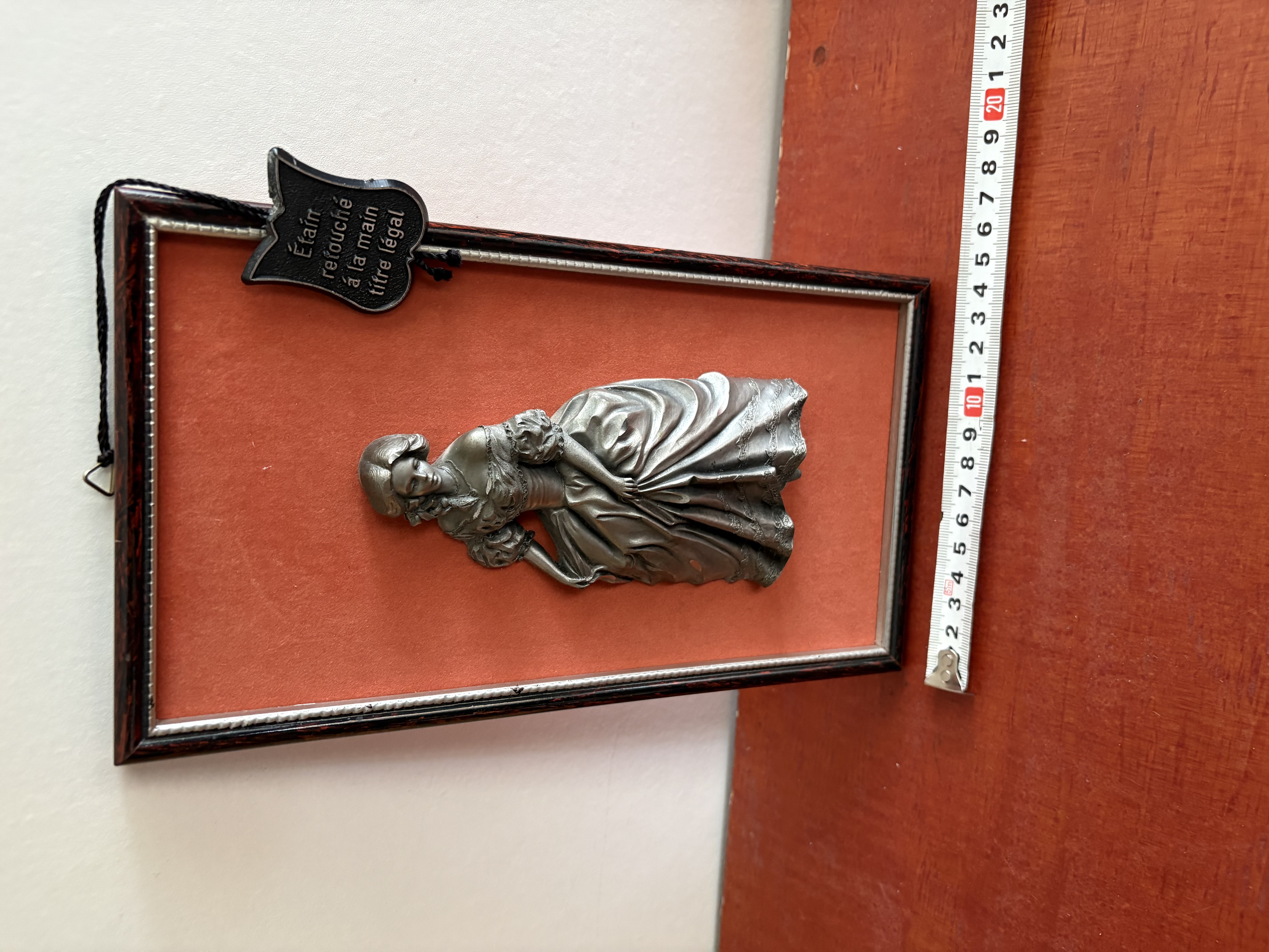 Schildrij uit Frankrijk "Etain" Dame in mooie jurk – foto 2 – kavel bij GSD Auctions, Zoeterwoude