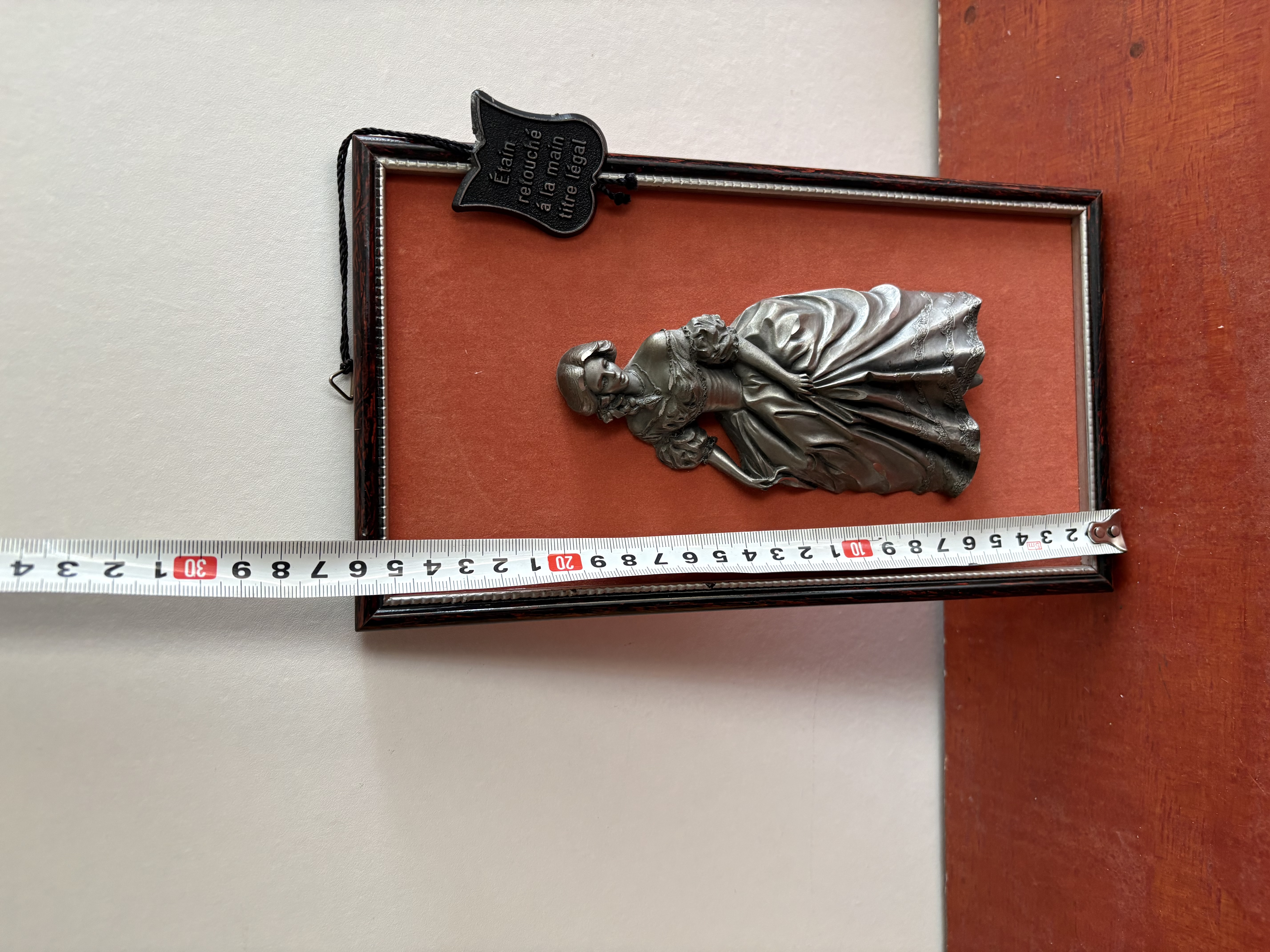 Schildrij uit Frankrijk "Etain" Dame in mooie jurk – foto 3 – kavel bij GSD Auctions, Zoeterwoude