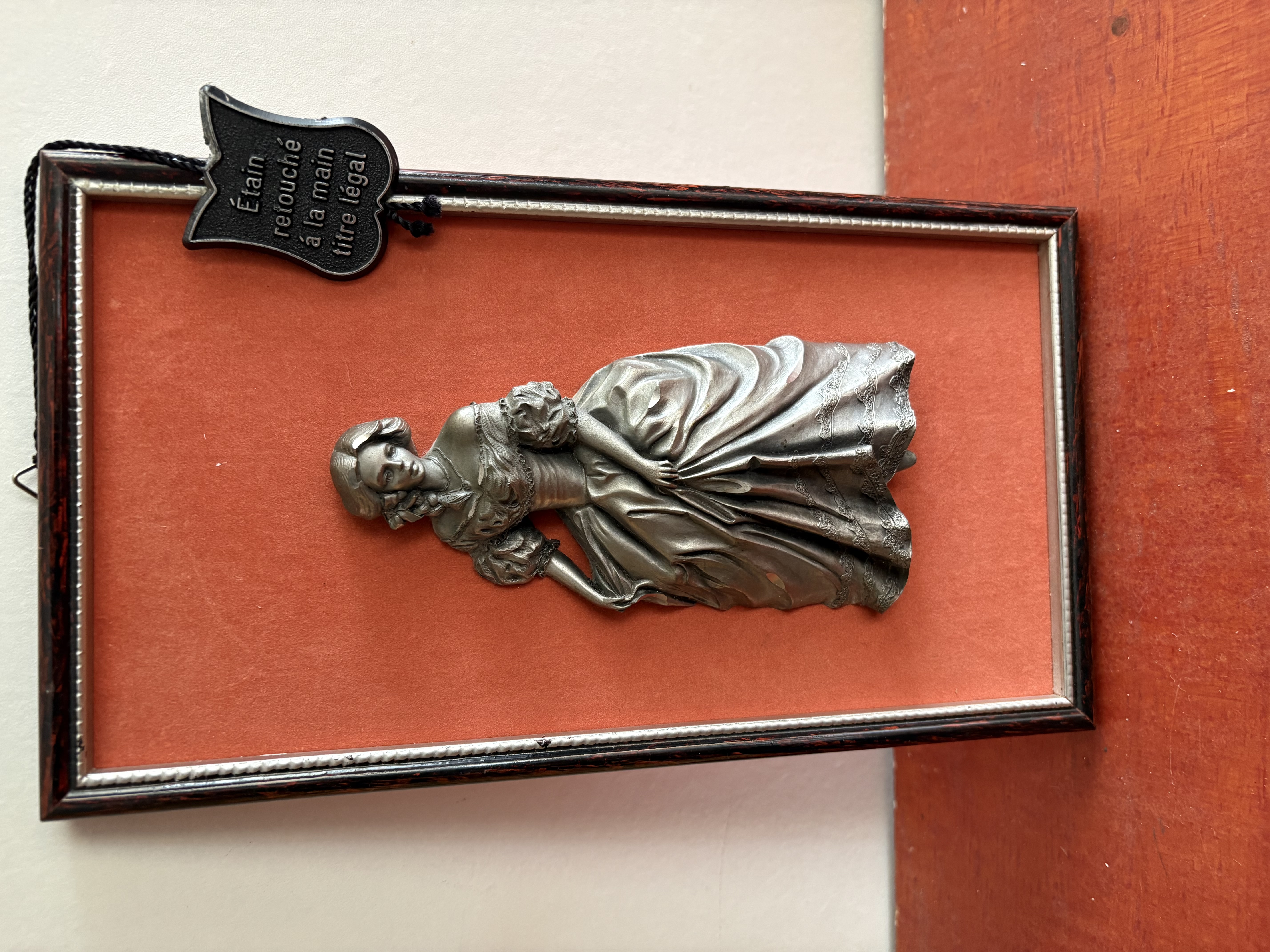 Schildrij uit Frankrijk "Etain" Dame in mooie jurk – foto 4 – kavel bij GSD Auctions, Zoeterwoude