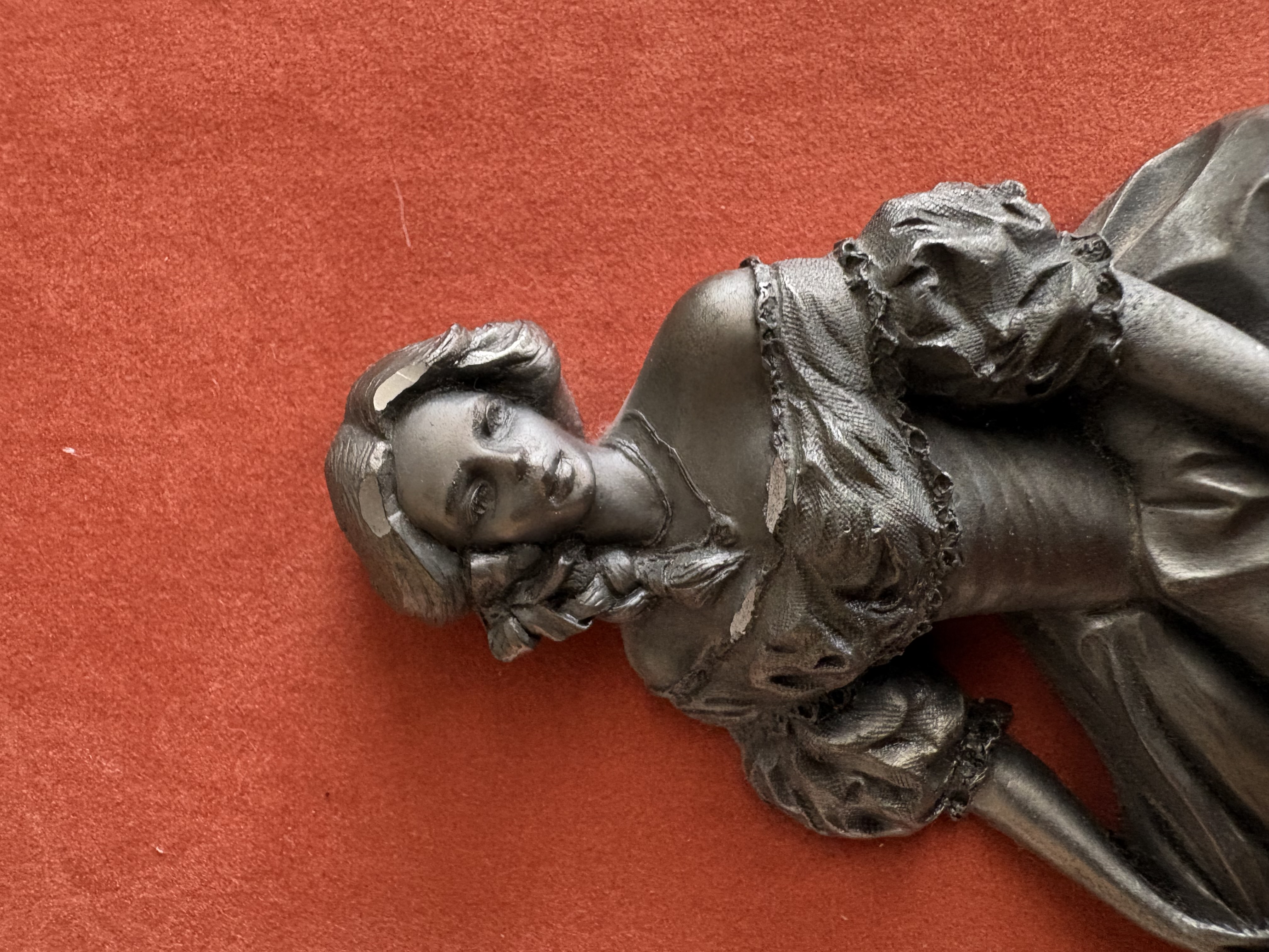 Schildrij uit Frankrijk "Etain" Dame in mooie jurk – foto 10 – kavel bij GSD Auctions, Zoeterwoude