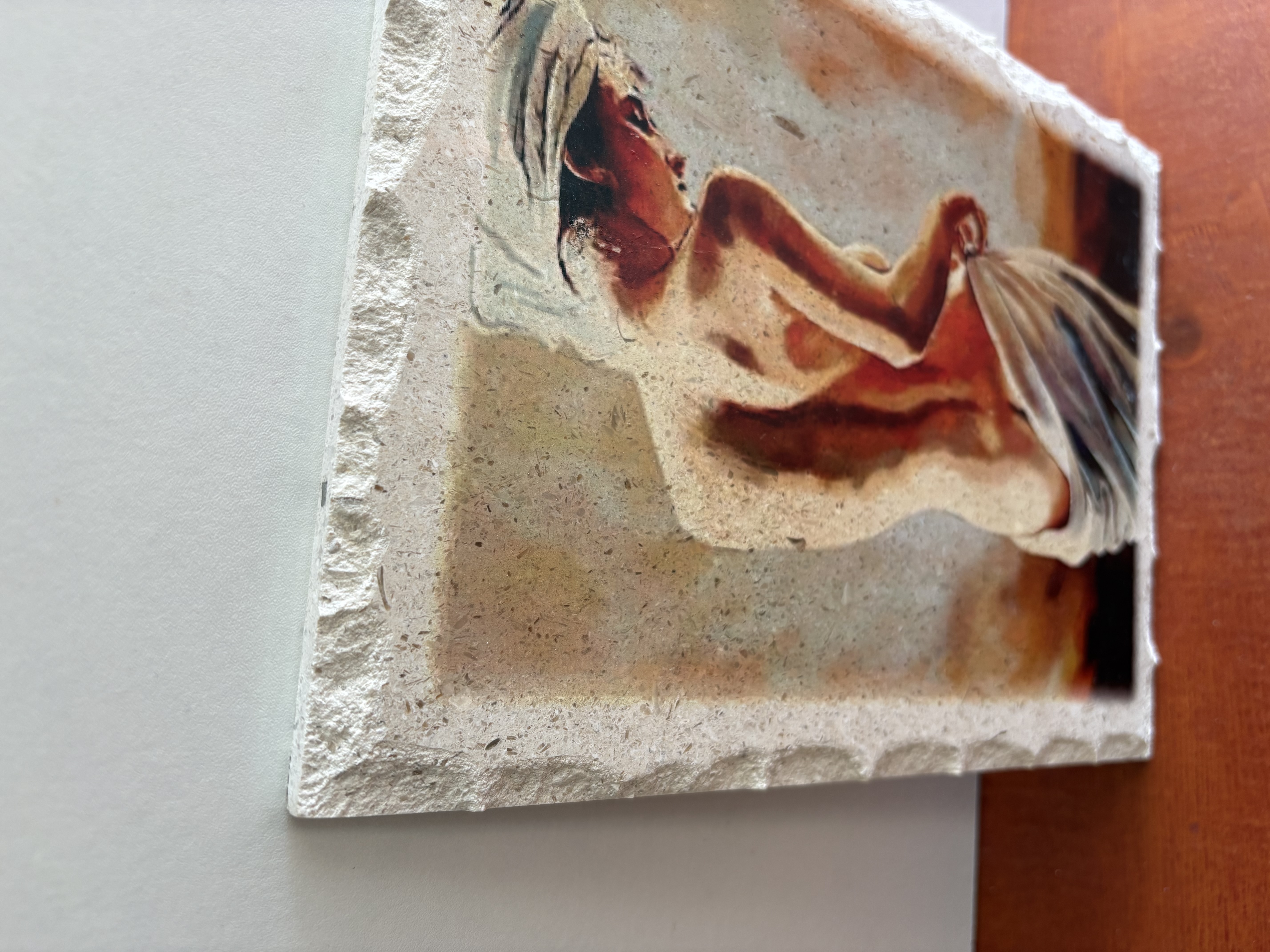 Muur decoratie op een steen (vrouw) – foto 2 – kavel bij GSD Auctions, Zoeterwoude