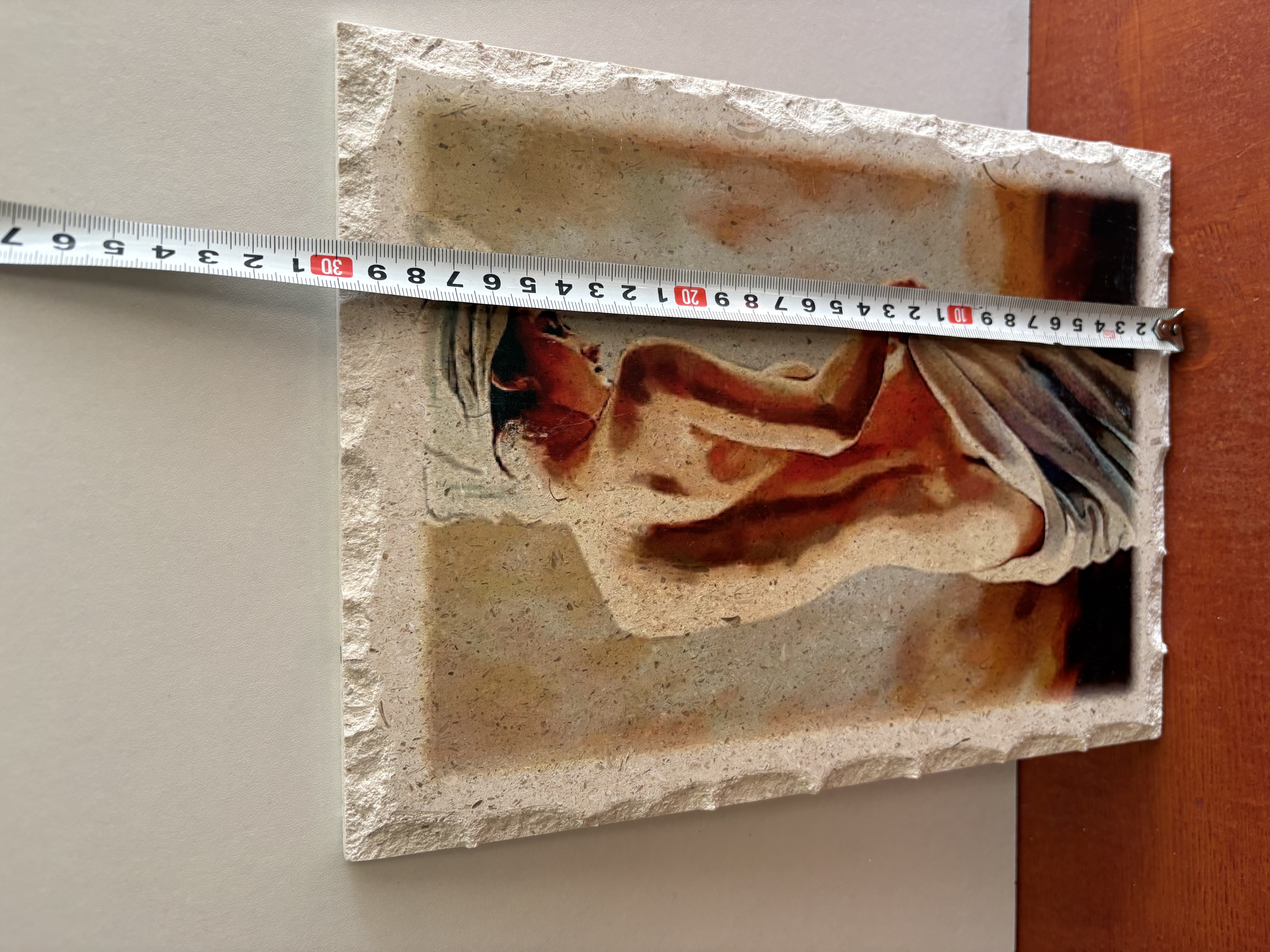 Muur decoratie op een steen (vrouw) – foto 4 – kavel bij GSD Auctions, Zoeterwoude