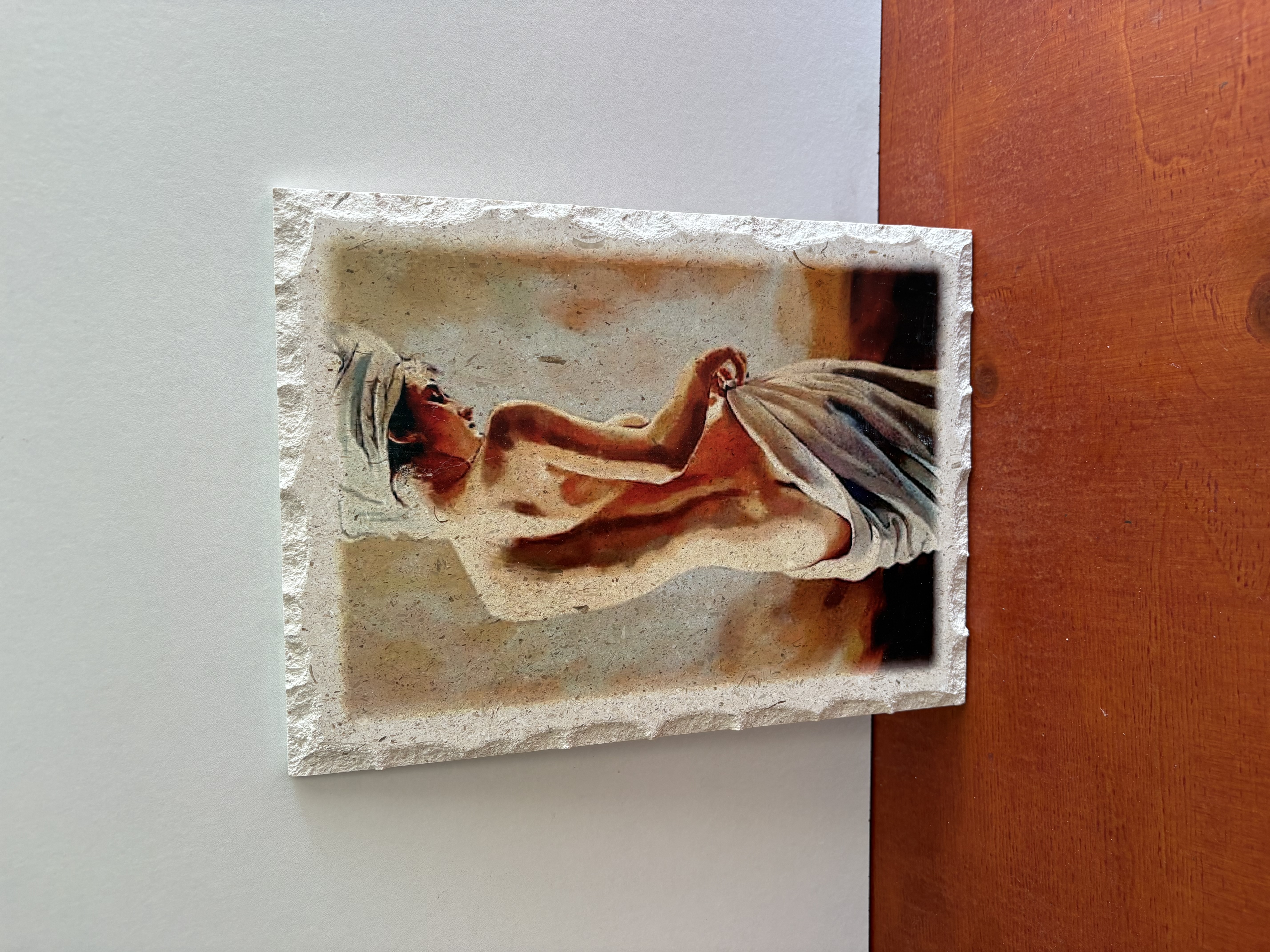 Muur decoratie op een steen afgedrukte plaatje van vrouw – foto 5 – kavel bij GSD Auctions, Zoeterwoude