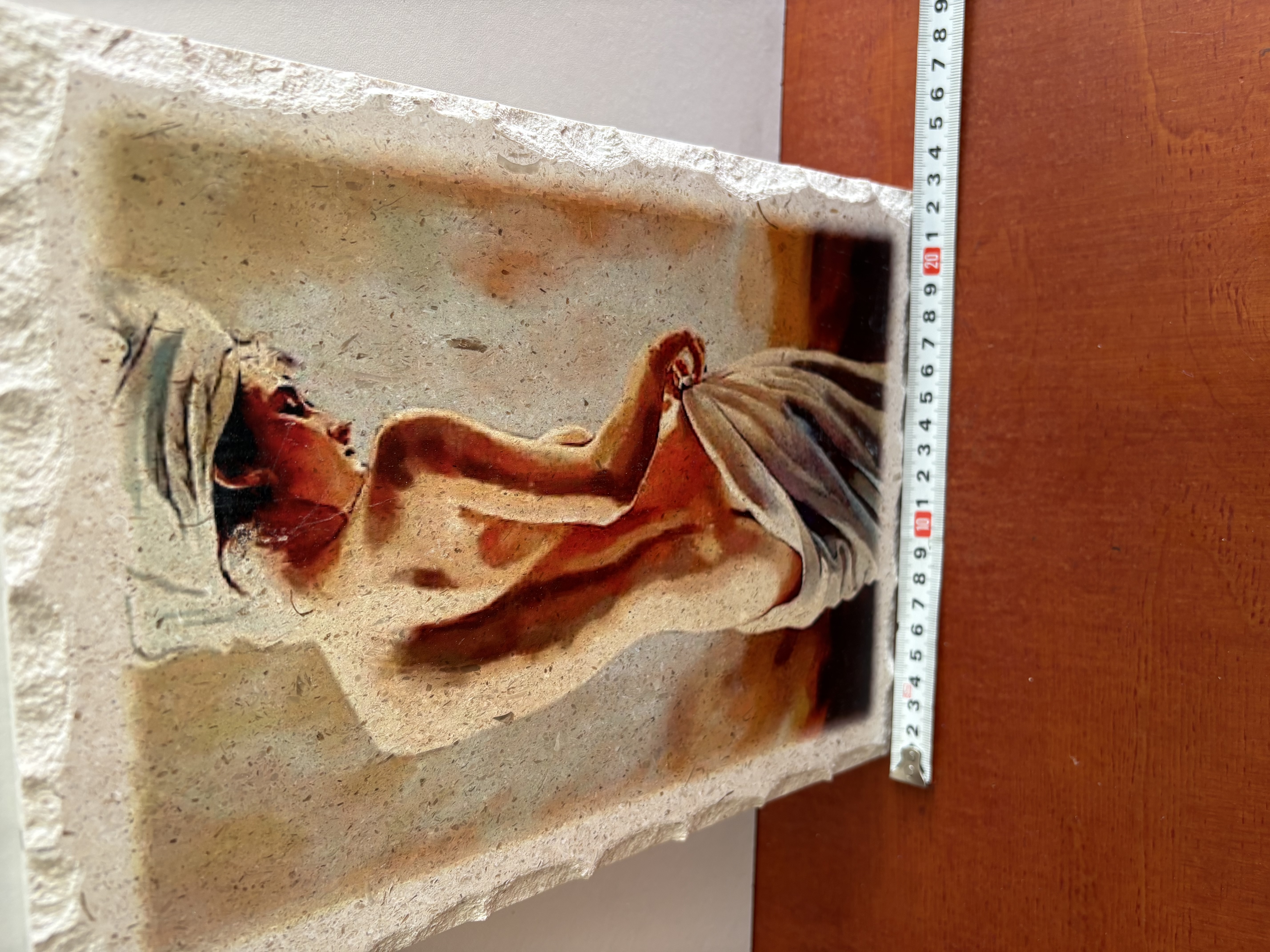 Muur decoratie op een steen afgedrukte plaatje van vrouw – foto 4 – kavel bij GSD Auctions, Zoeterwoude