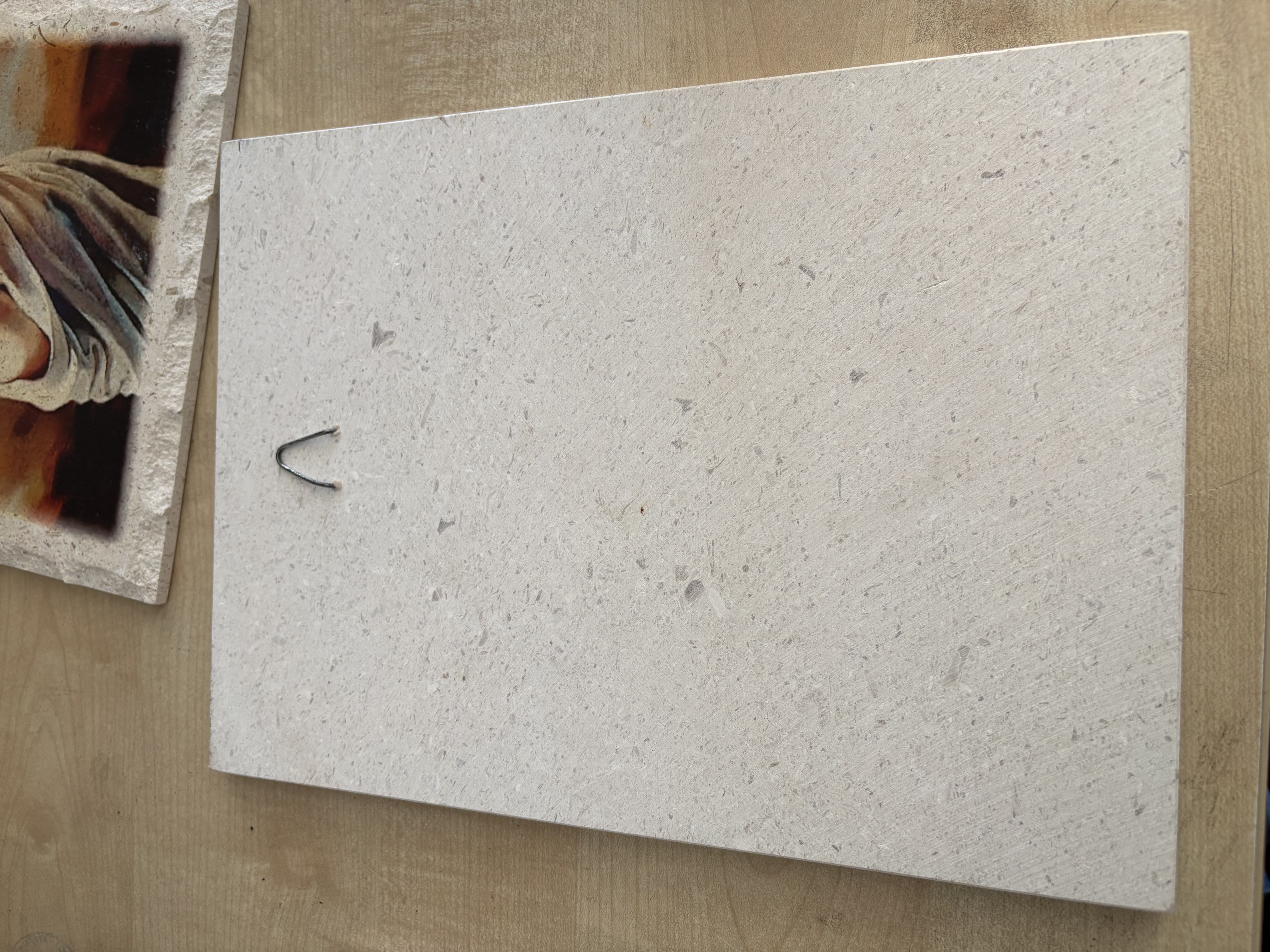 Muur decoratie op een steen afgedrukte plaatje van vrouw – foto 2 – kavel bij GSD Auctions, Zoeterwoude