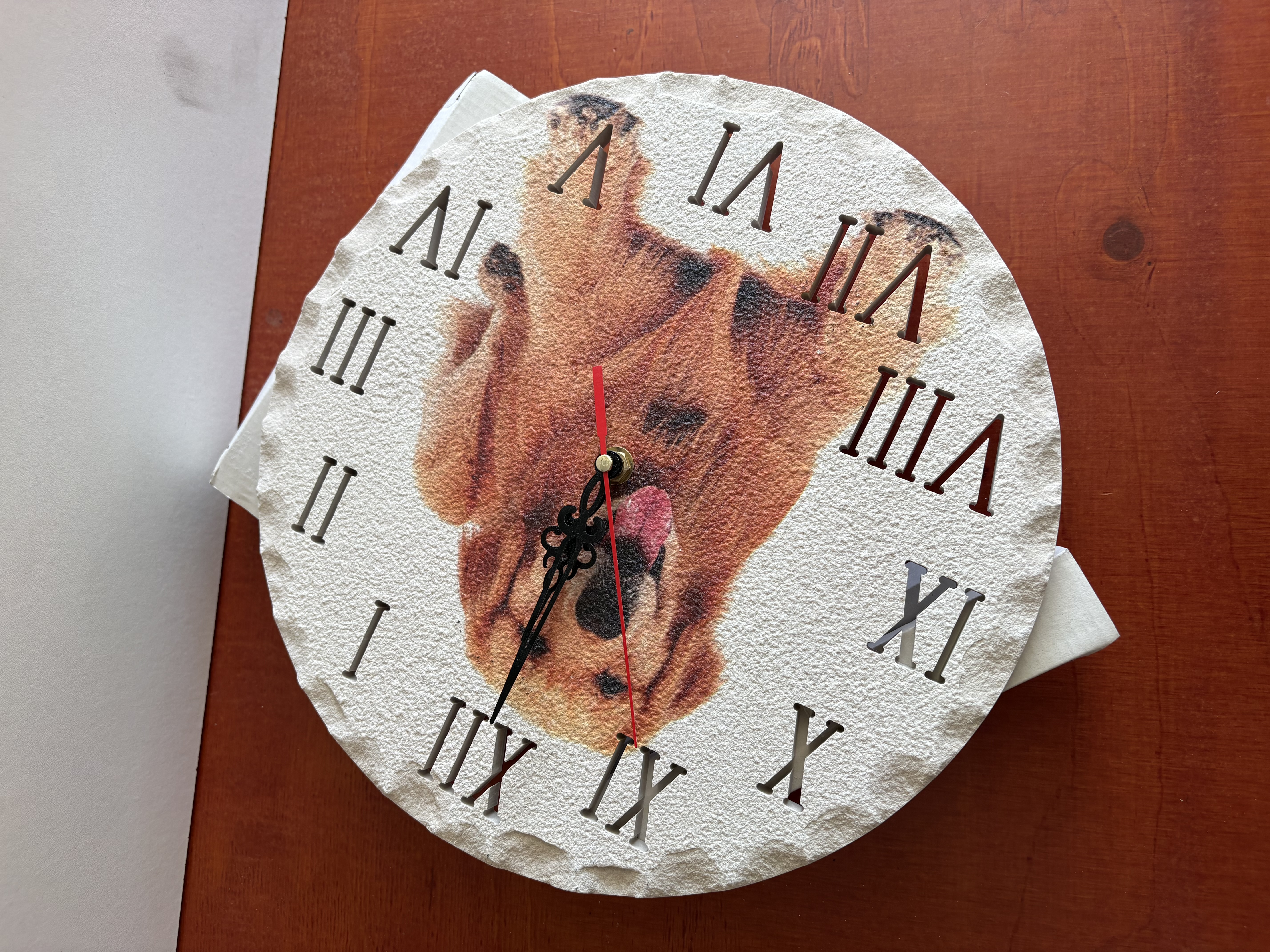 Muur decoratie met plaatje van hond als klok – foto 6 – kavel bij GSD Auctions, Zoeterwoude
