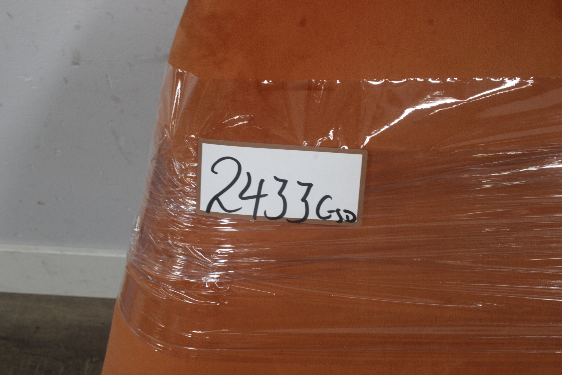Keurige fauteuil met metalen poten' – foto 12 – kavel bij GSD Auctions, Zoeterwoude