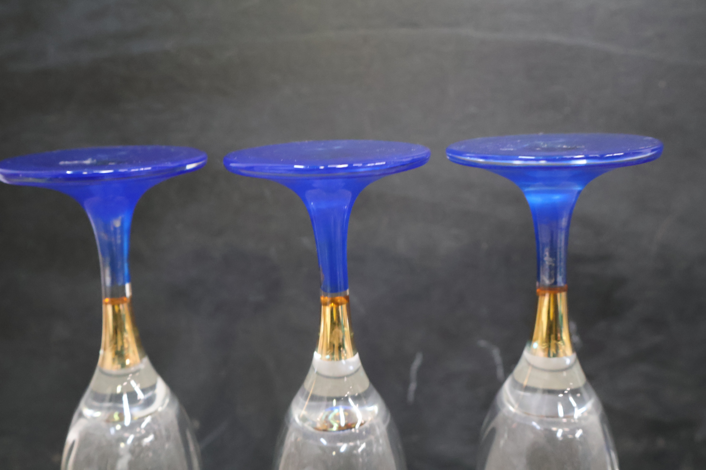 Set van 6 blauwe wijnglazen met karaf' – foto 11 – kavel bij GSD Auctions, Zoeterwoude