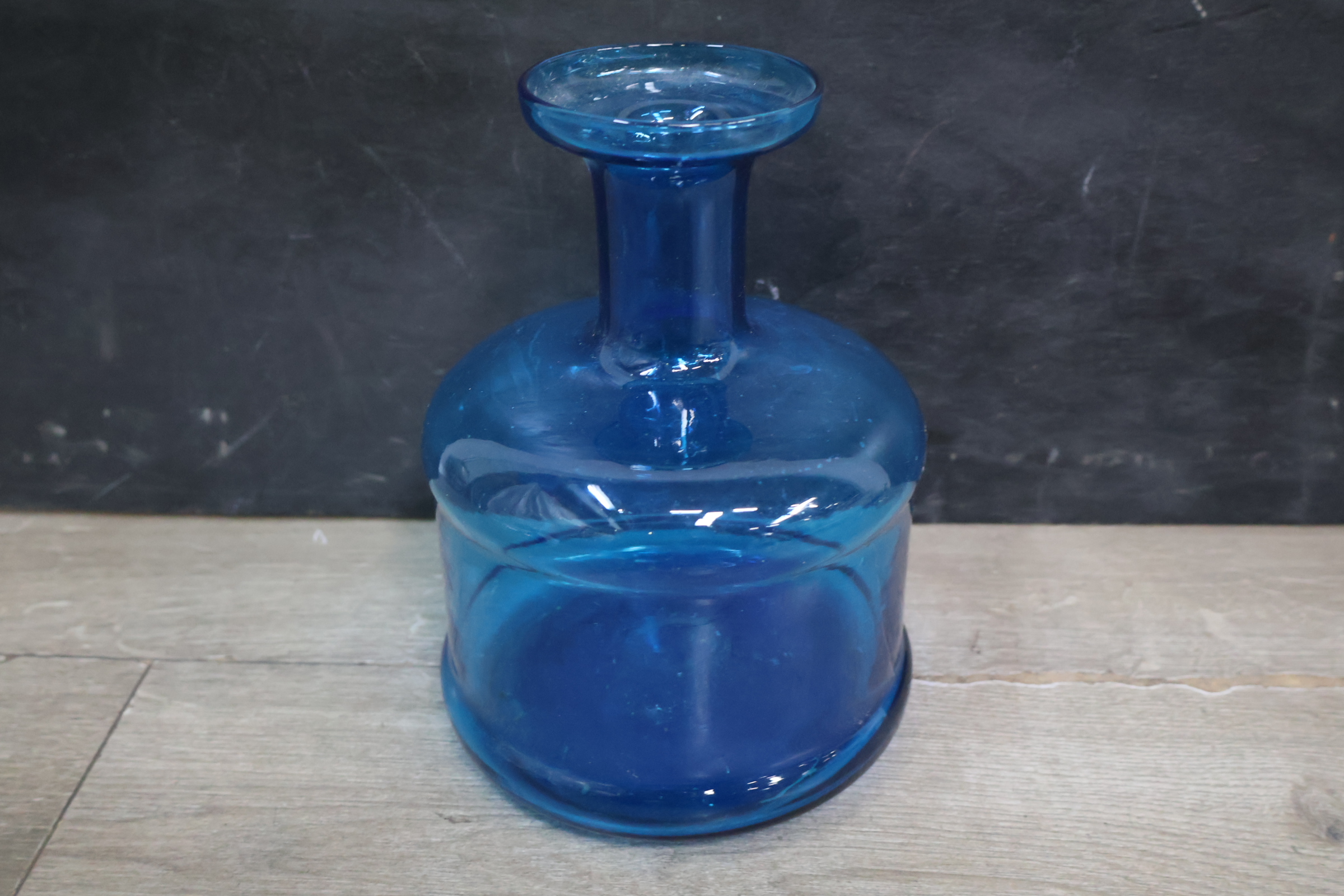 Set van 6 blauwe wijnglazen met karaf' – foto 13 – kavel bij GSD Auctions, Zoeterwoude