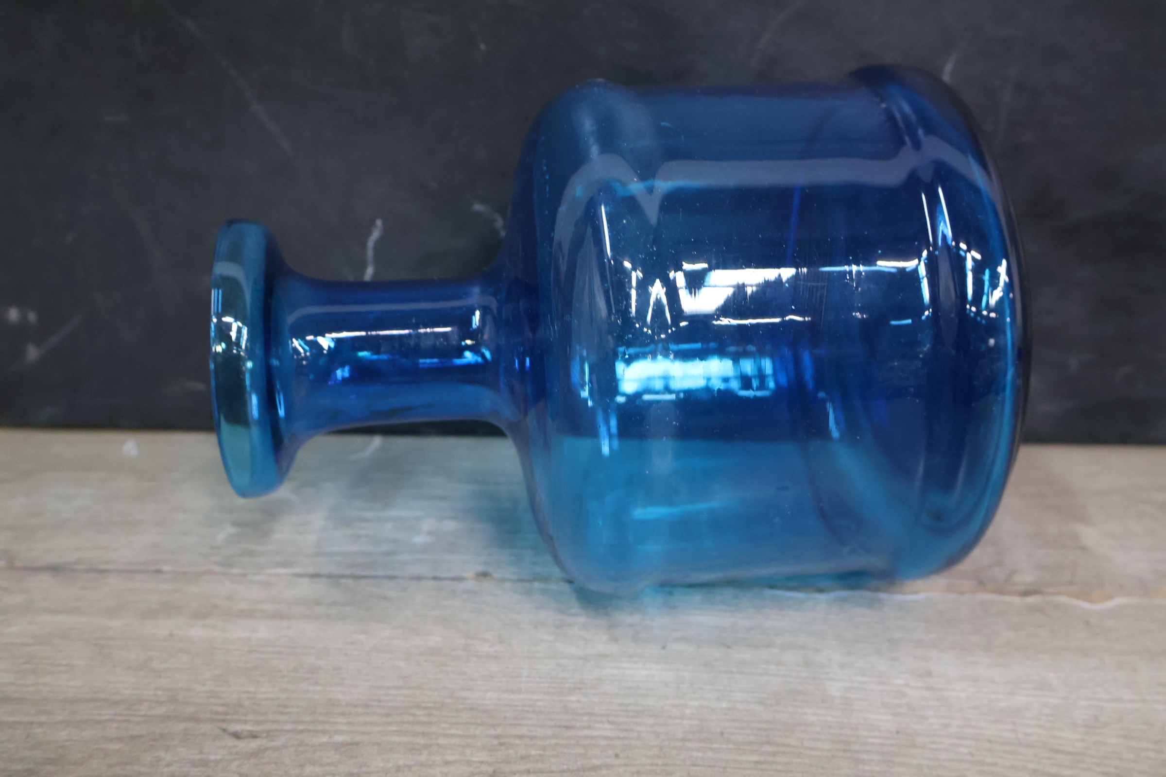 Set van 6 blauwe wijnglazen met karaf' – foto 14 – kavel bij GSD Auctions, Zoeterwoude