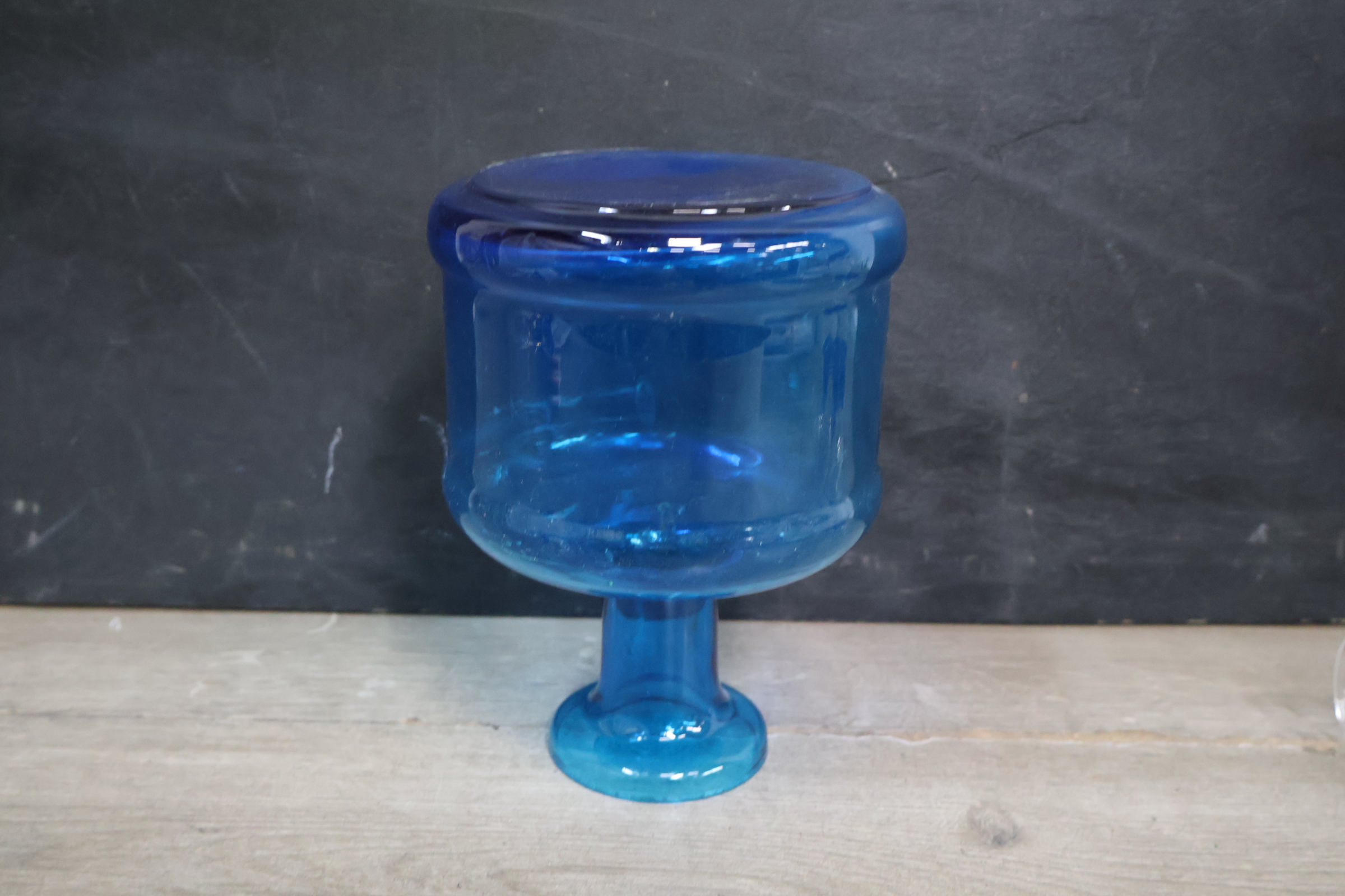 Set van 6 blauwe wijnglazen met karaf' – foto 16 – kavel bij GSD Auctions, Zoeterwoude