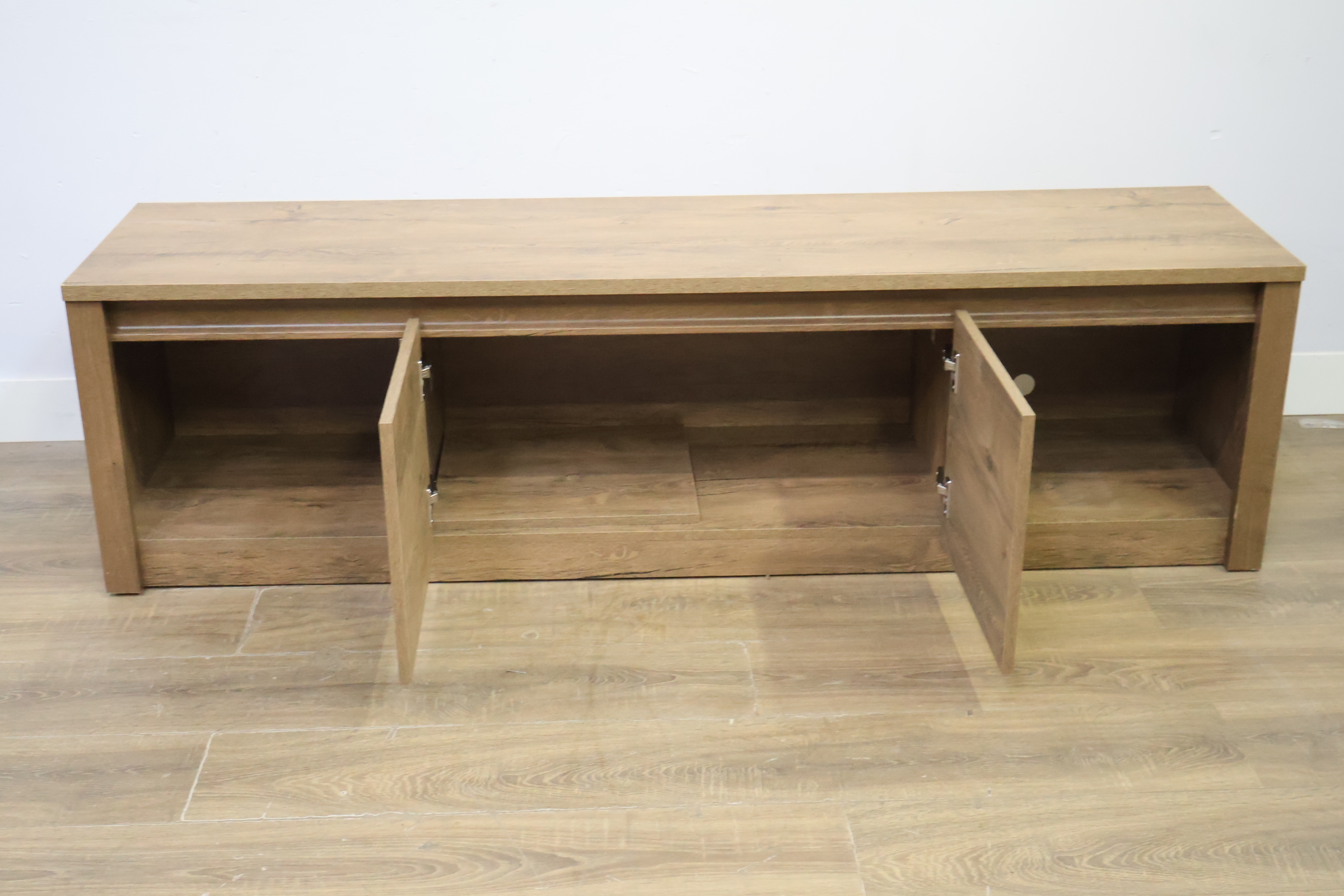 Lage houten tv-meubel met schuifdeuren - Lowboard' – foto 11 – kavel bij GSD Auctions, Zoeterwoude