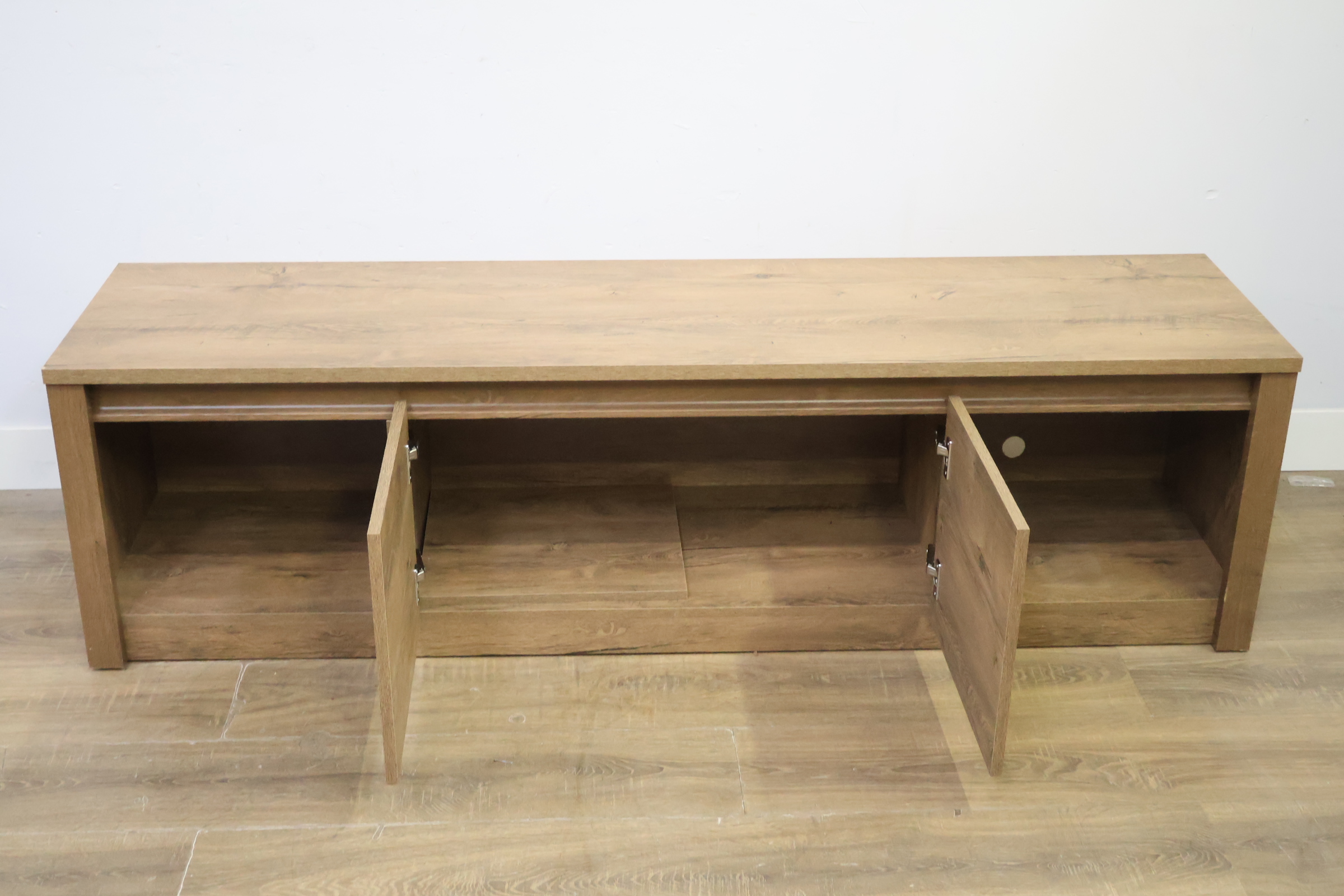 Lage houten tv-meubel met schuifdeuren - Lowboard' – foto 12 – kavel bij GSD Auctions, Zoeterwoude
