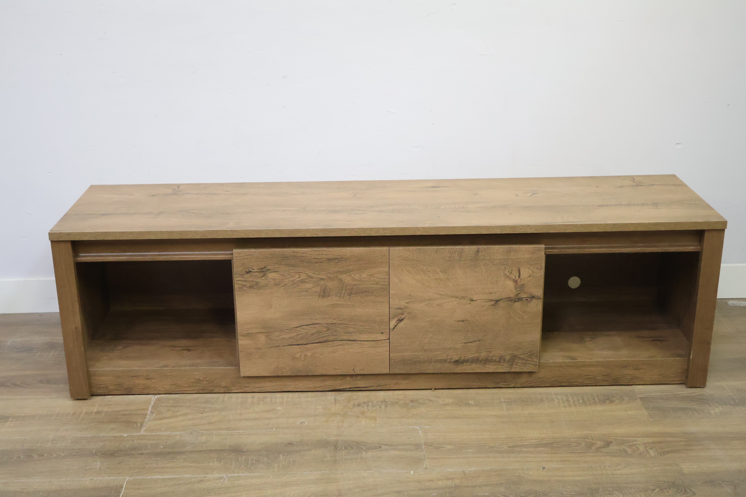 Lage houten tv-meubel met schuifdeuren - Lowboard' – foto 13 – kavel bij GSD Auctions, Zoeterwoude