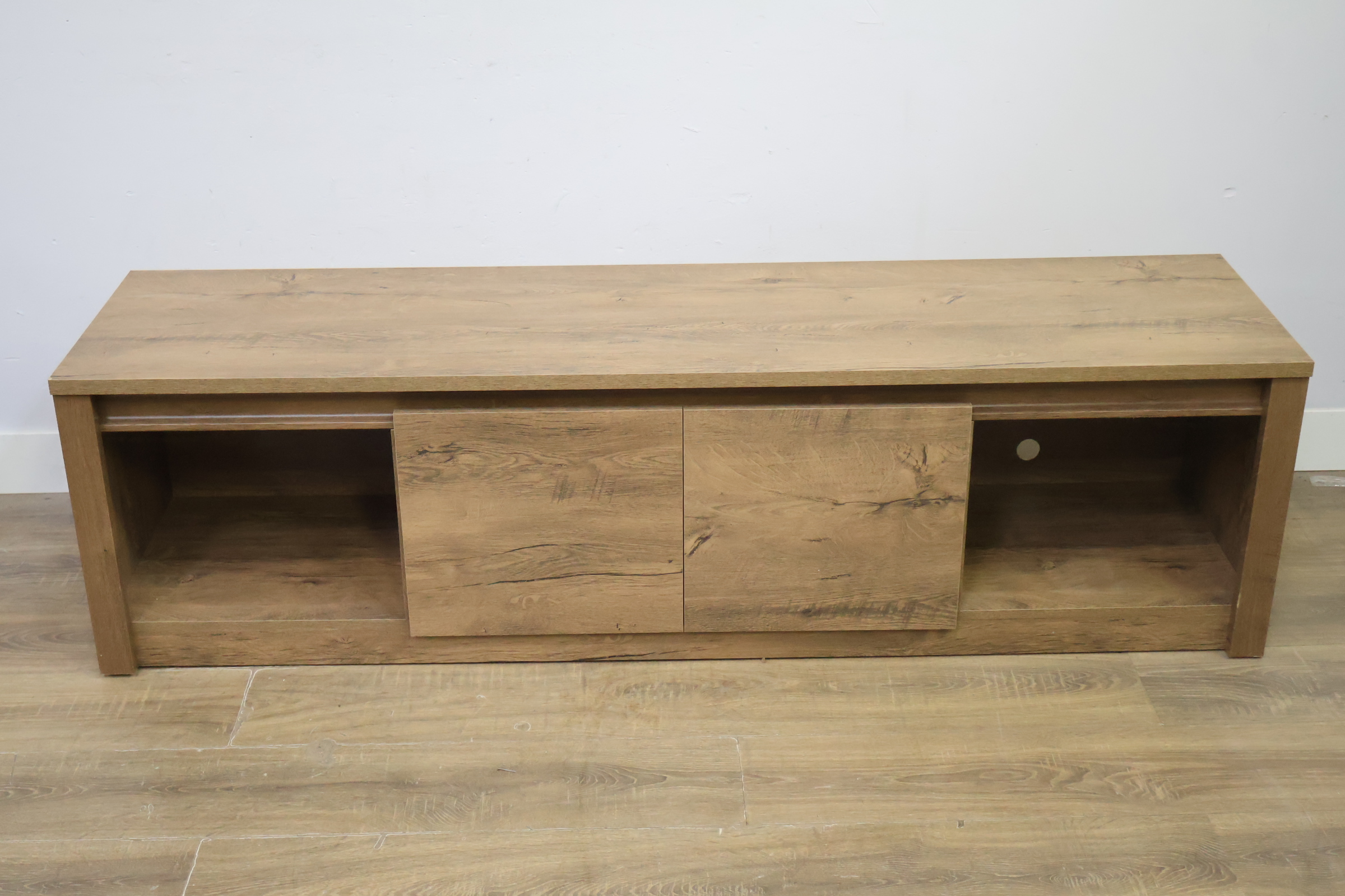 Lage houten tv-meubel met schuifdeuren - Lowboard' – foto 14 – kavel bij GSD Auctions, Zoeterwoude