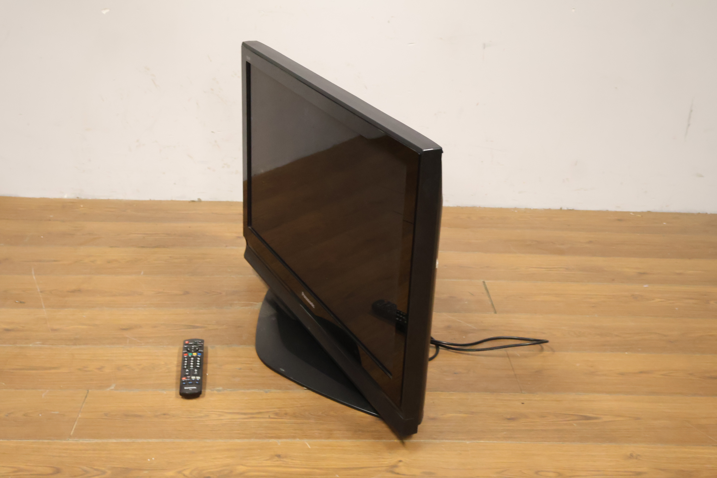 Panasonic 37'inch TV' – foto 11 – kavel bij GSD Auctions, Zoeterwoude